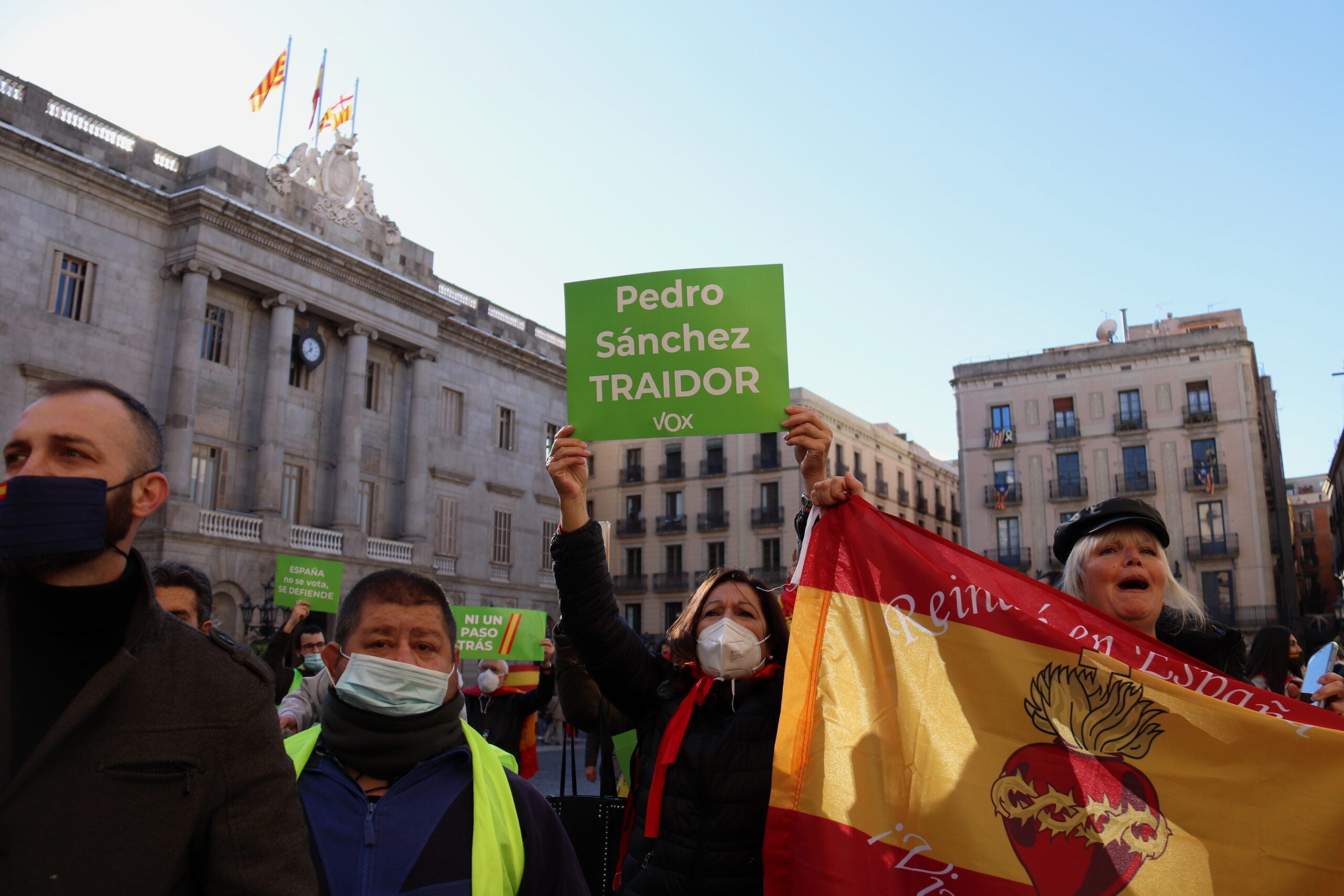 La concentració de simpatitzants de Vox a la plaça Sant Jaume de Barcelona durant l'acte d'aquest diumenge / ACN