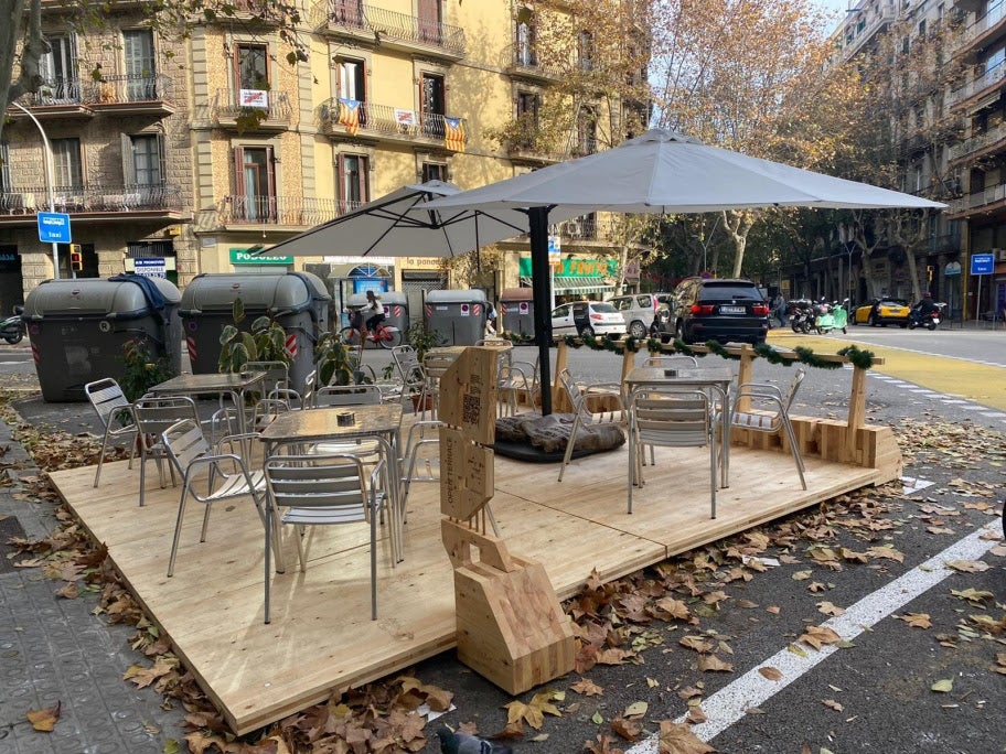 Un nou element urbà consistent en una tarima de fusta acull una terrassa / Ajuntament de Barcelona