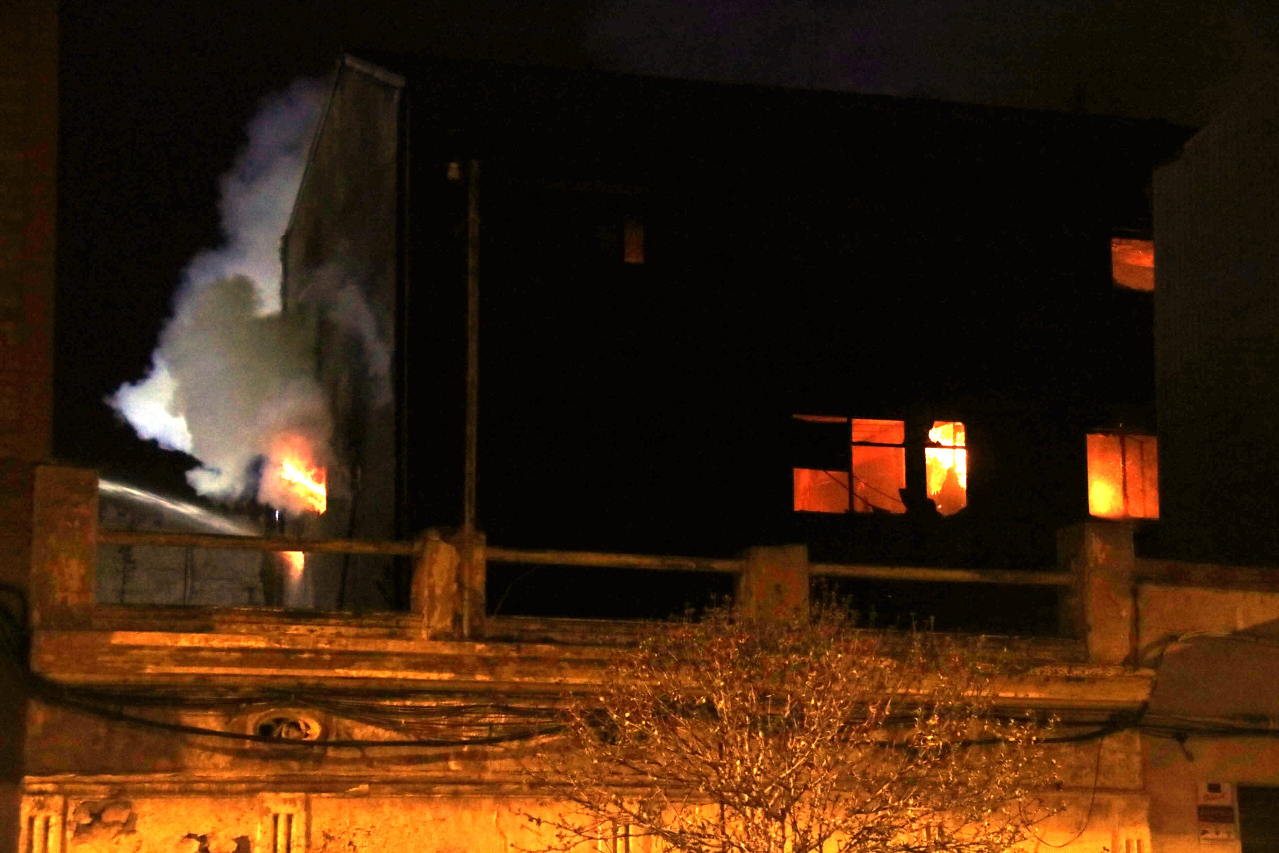 Aspecte de la façana d'una nau industrial abandonada i ocupada en flames a Badalona / ACN