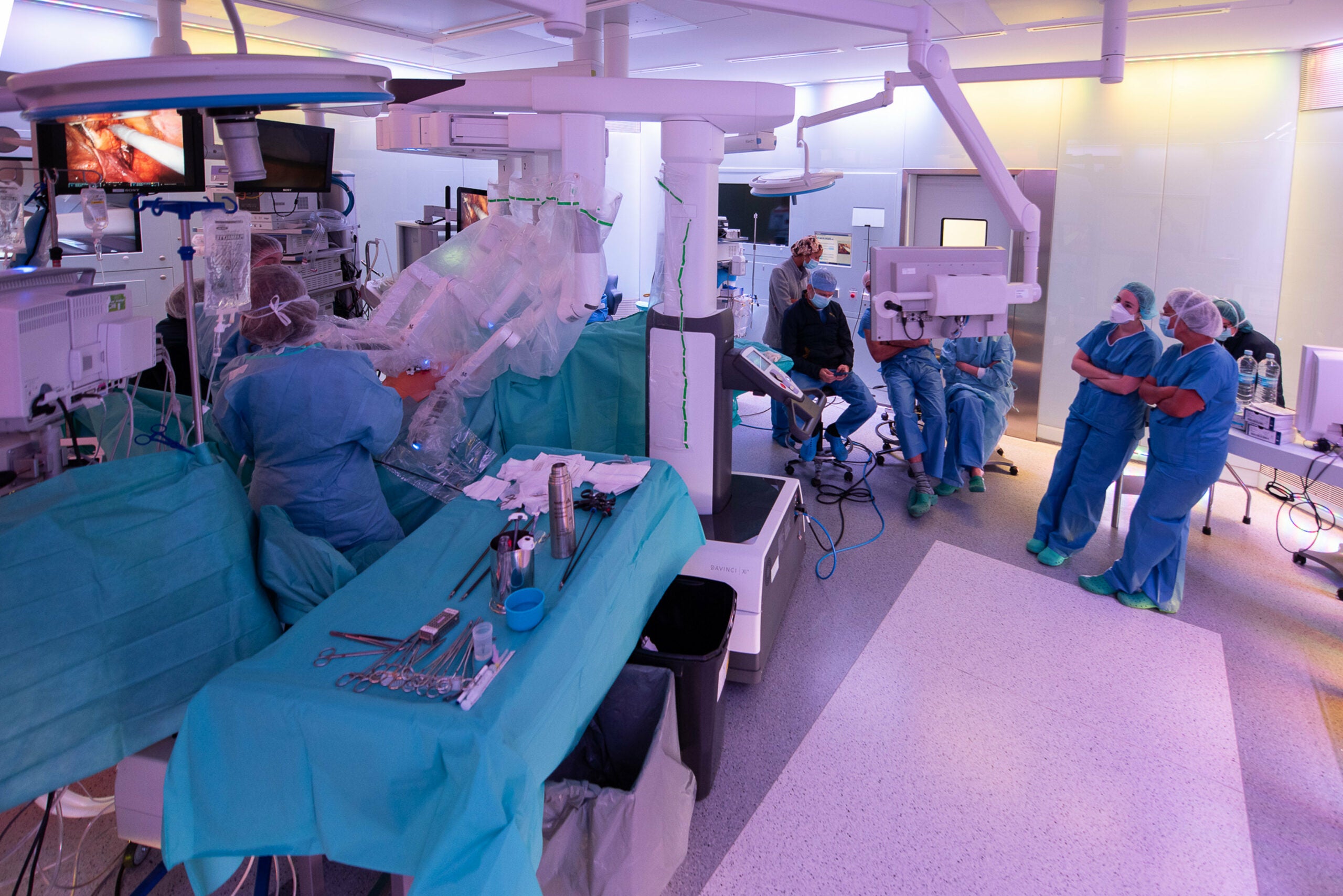 Professionals de l'Hospital Clínic extreuen l'úter de la donant en el primer trasplantament d'aquest òrgan a l'estat espanyol / ACN