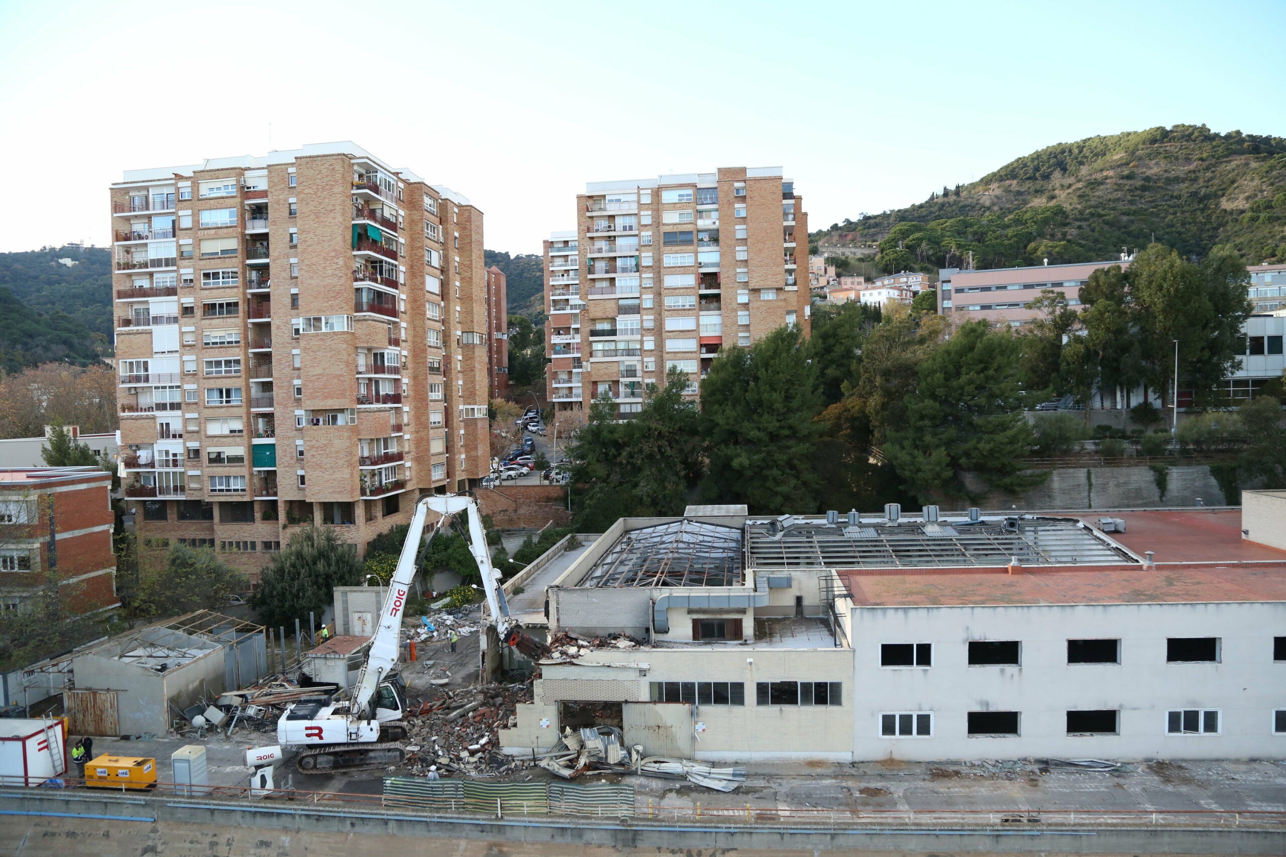 Tasques d'enderrocament de l'antiga bugaderia de l'hospital Vall d'Hebron per construir el nou edifici de recerca / ACN