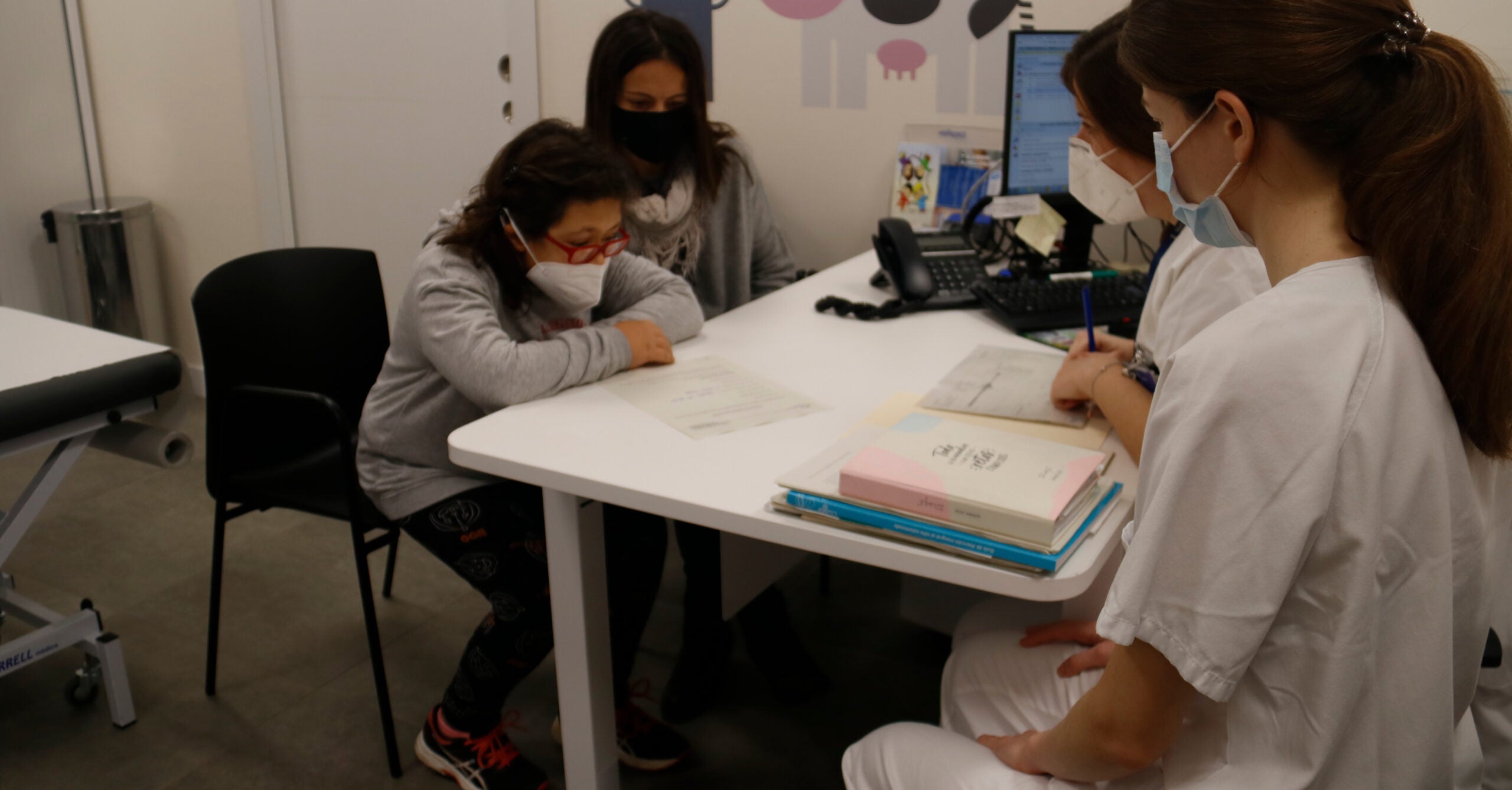 La Mireia, pacient infantil, a les consultes externes de l'hospital infantil de la Vall d'Hebron / Blanca Blay (ACN)