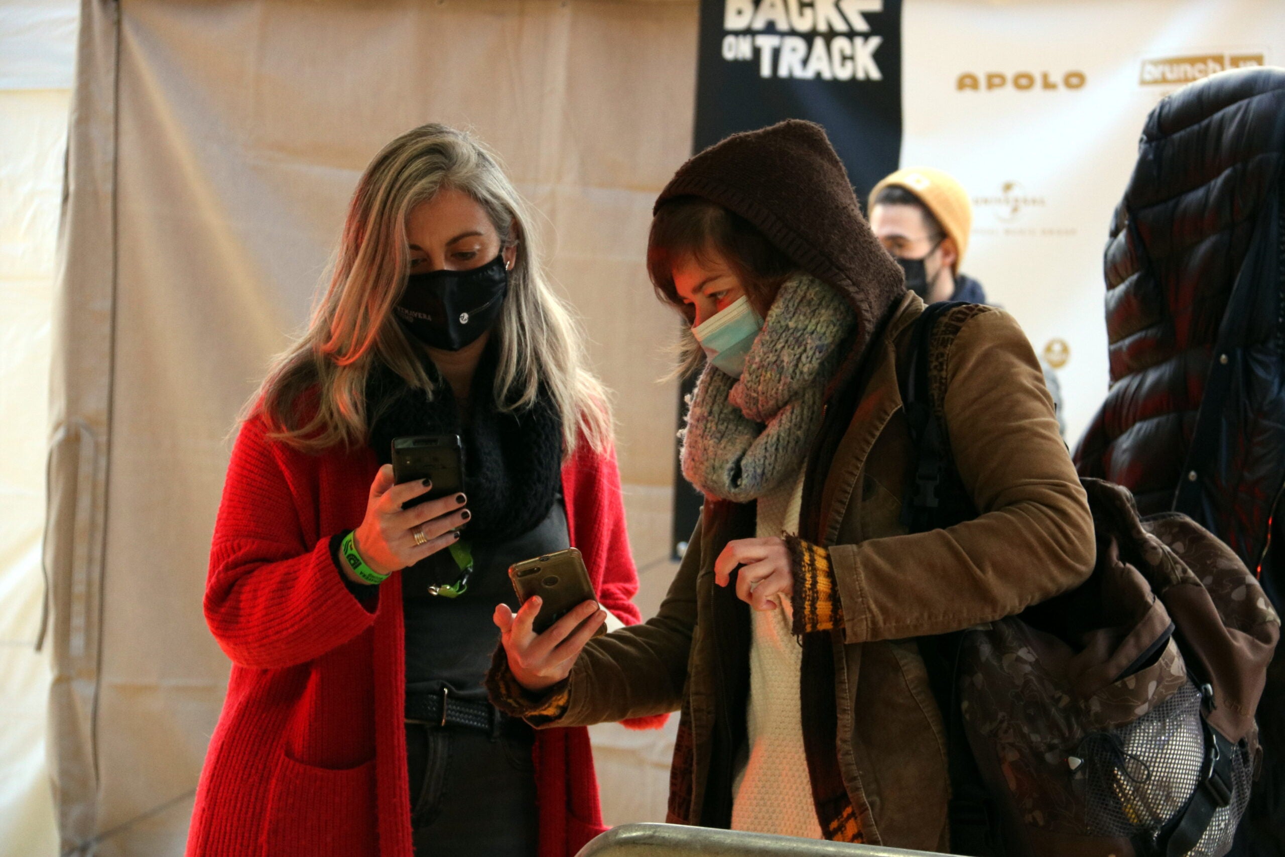 Una de les participants ensenya el codi QR per accedir al recinte de carpes a fer-les les proves / ACN