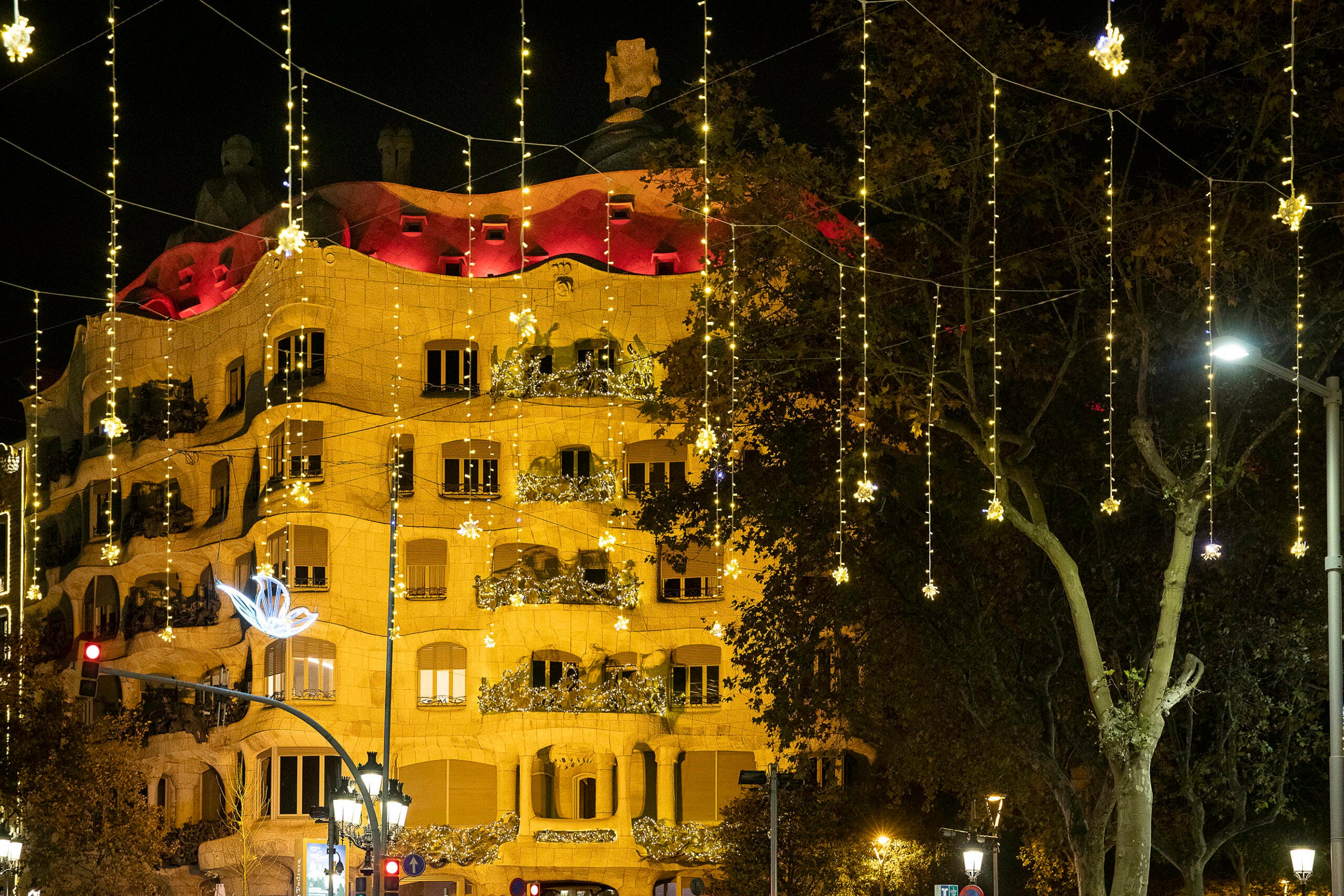 Llums de Nadal 2020 davant la Pedrera, al Passeig de Gràcia / Jordi Play