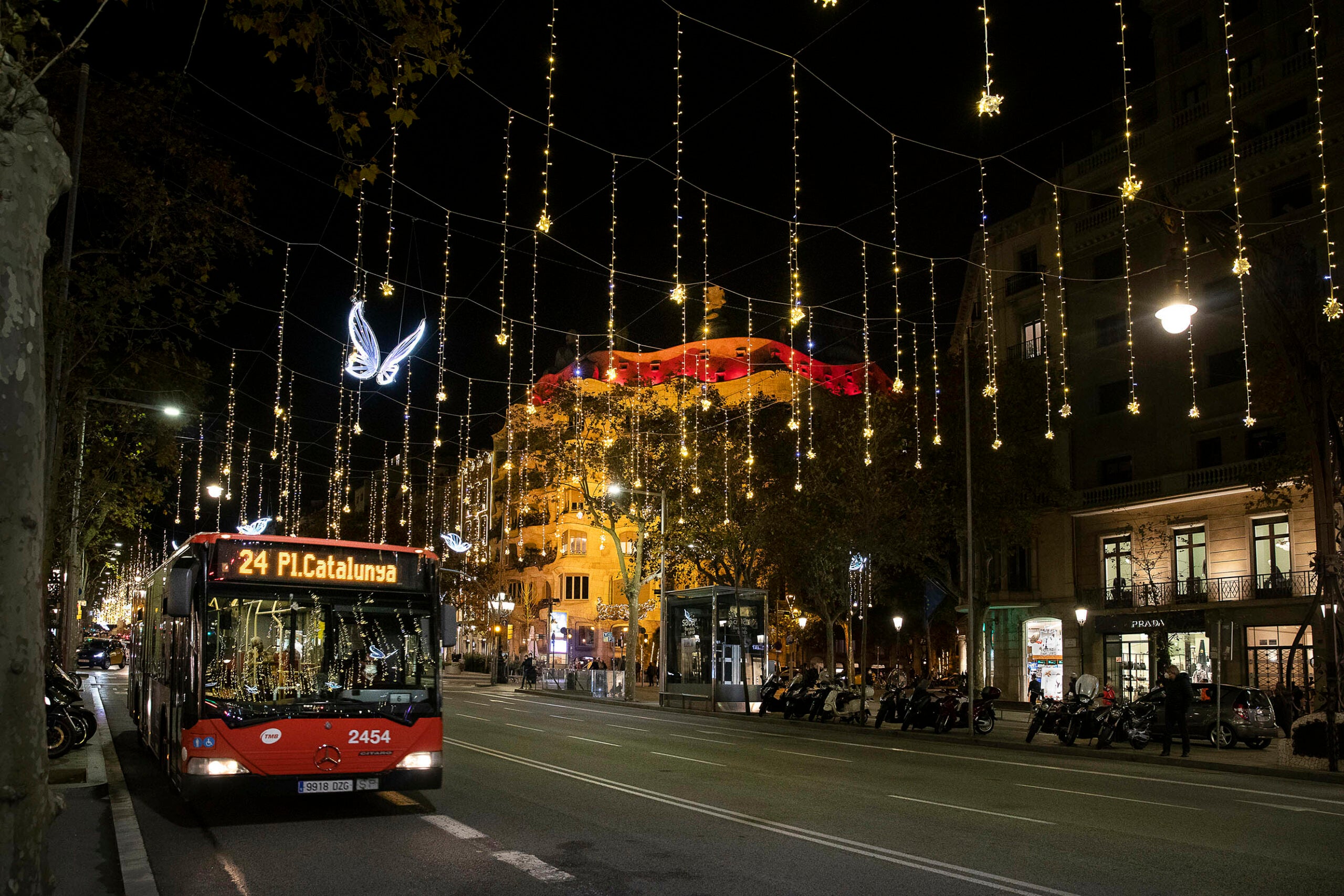 Llums de Nadal i autobús davant la Pedrera, al Passeig de Gràcia / Jordi Play