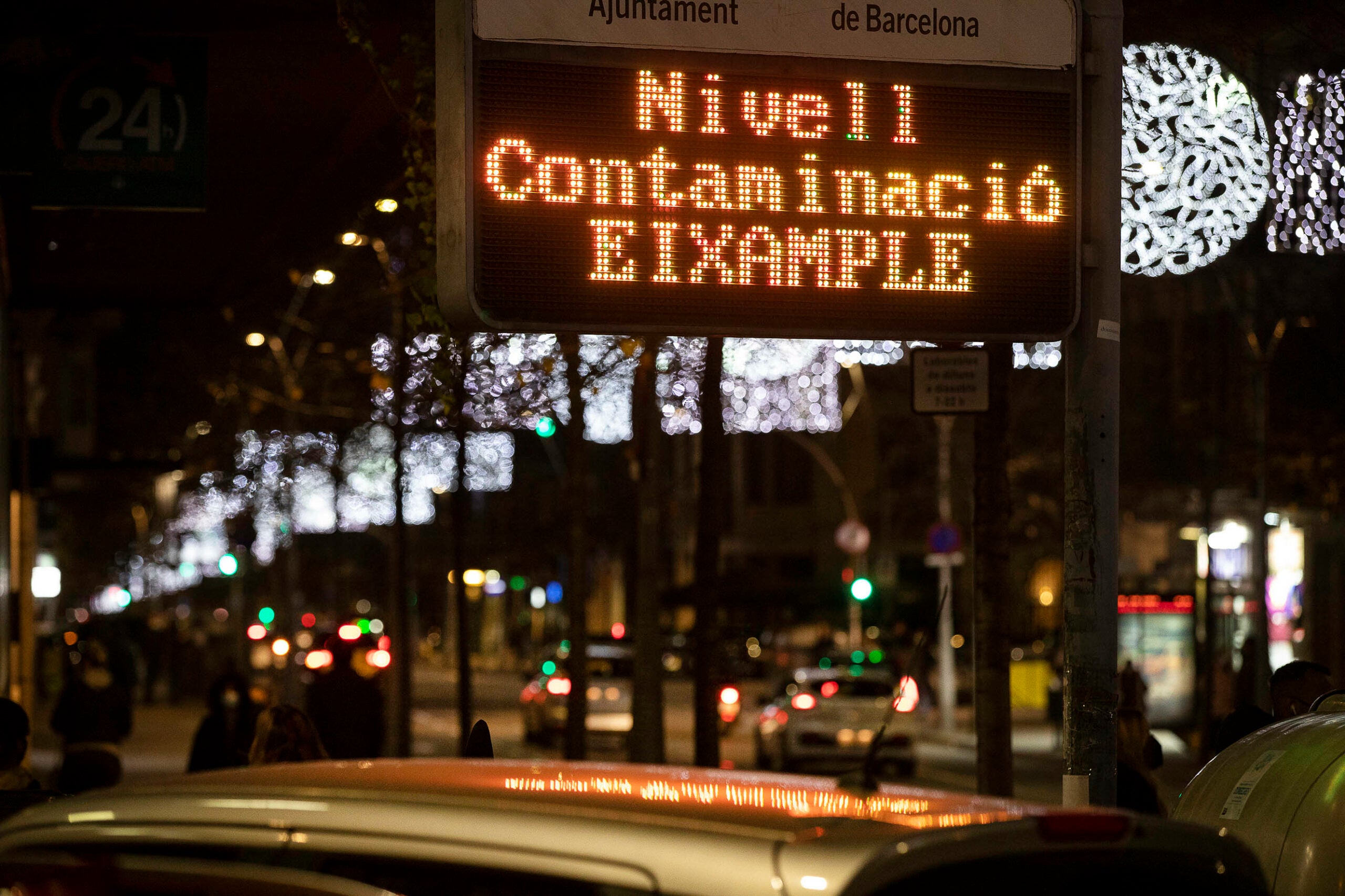 Panells indicadors de contaminació a l'aire a l'Eixample / Jordi Play