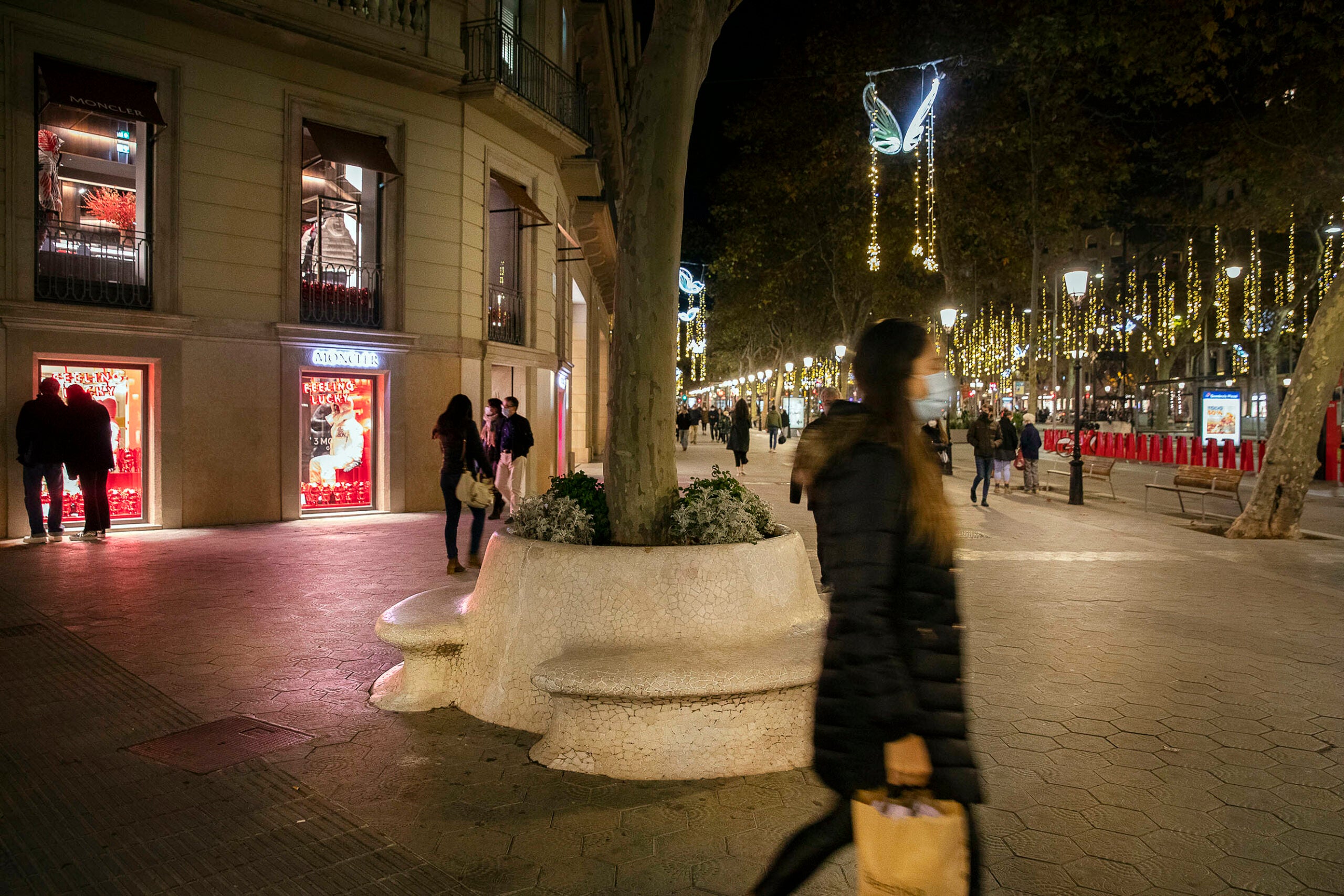 Compres de Nadal i aparadors decorats al Passeig de Gràcia / Jordi Play