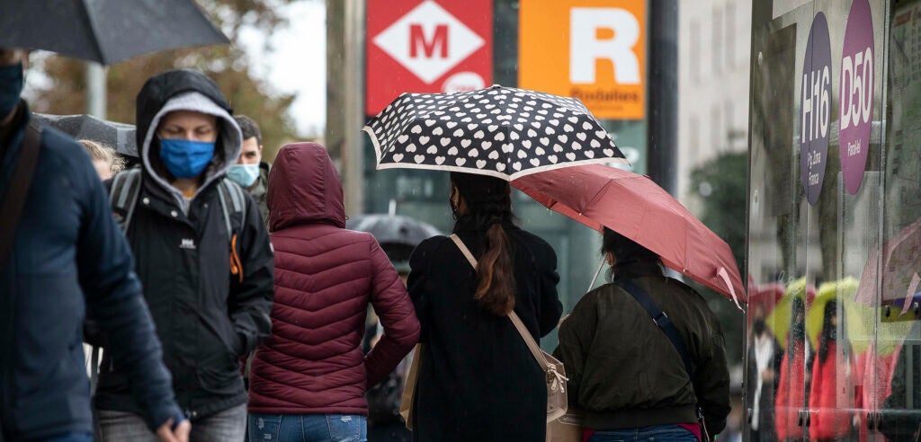 Barcelonins al voltant d'una estació de Renfe i metro, en imatge d'arxiu / Jordi Play