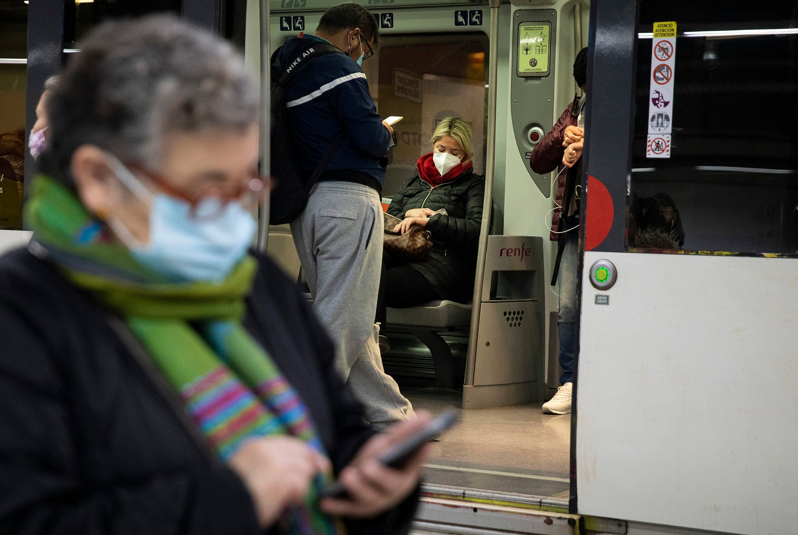 Viatgers en un tren de Rodalies, en imatge d'arxiu / Jordi Play