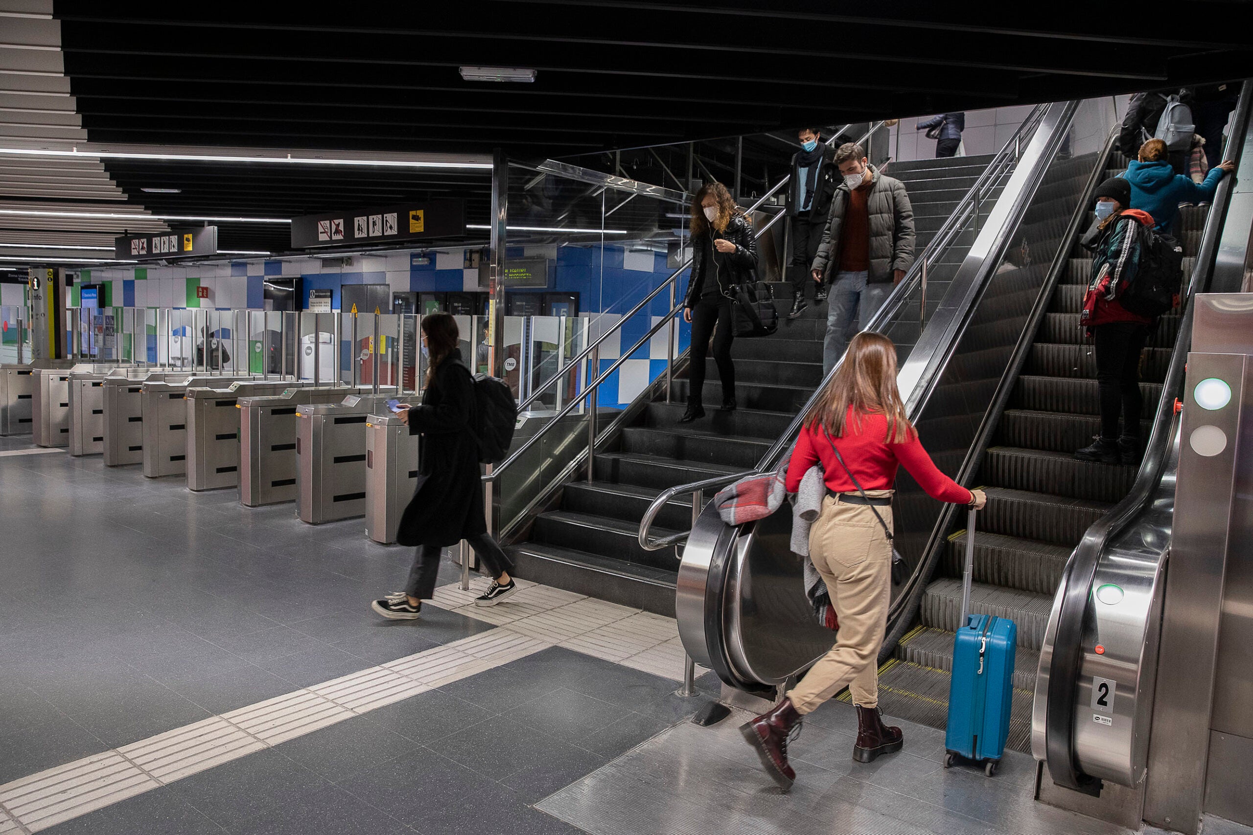 Passatgers a l'estació de Sants de Barcelona en una imatge d'arxiu / Jordi Play