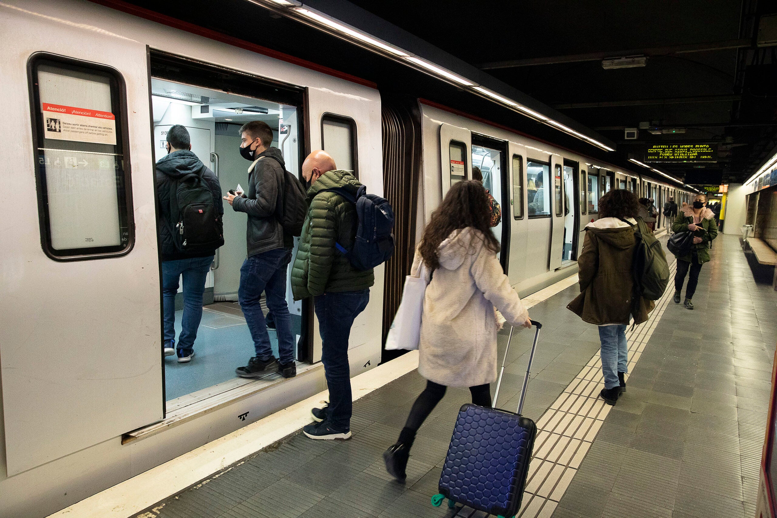 Viatgers al Metro, a l'estació de Sants / Jordi Play