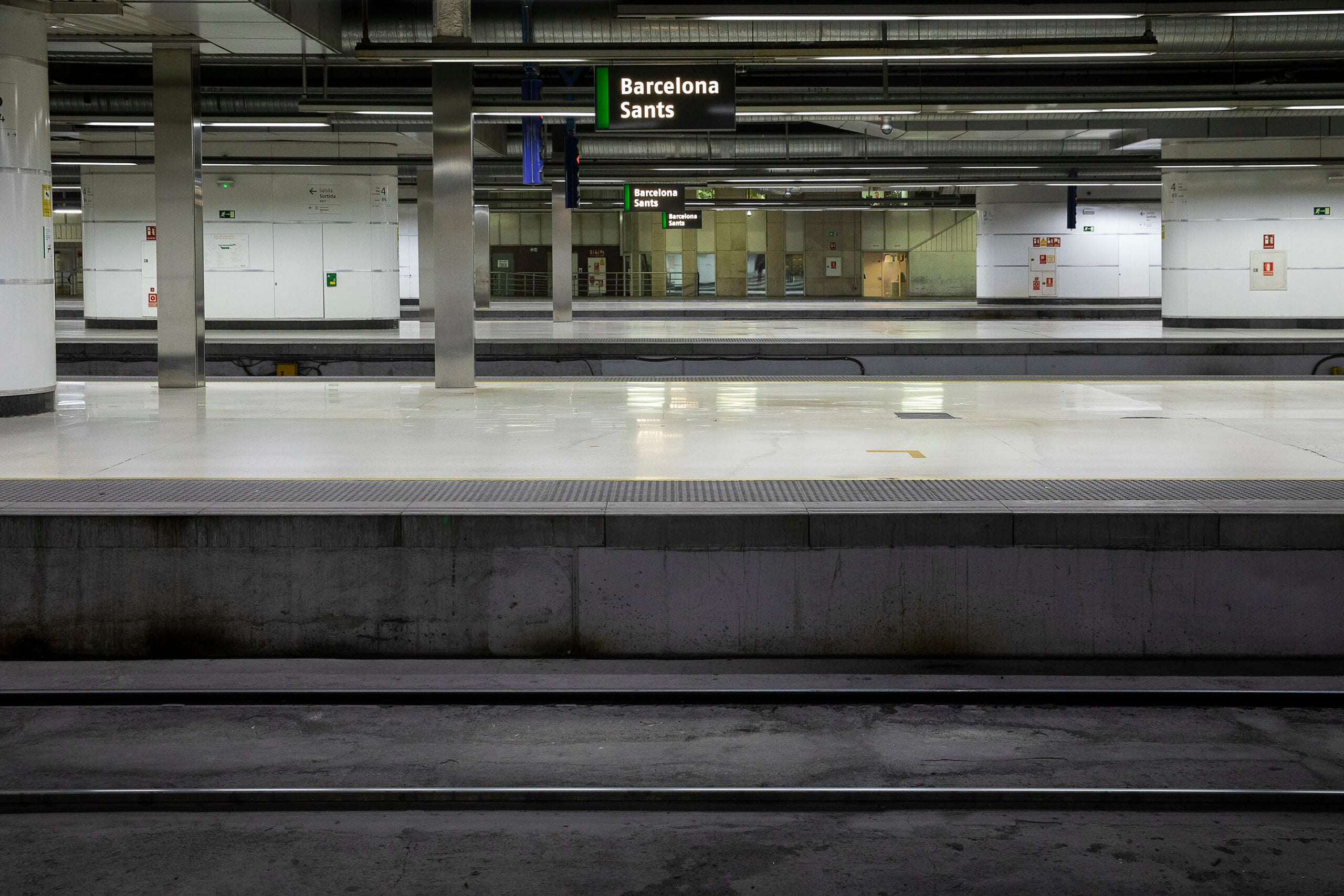 Andanes buides a Sants Estació, durant la pandèmia / Jordi Play