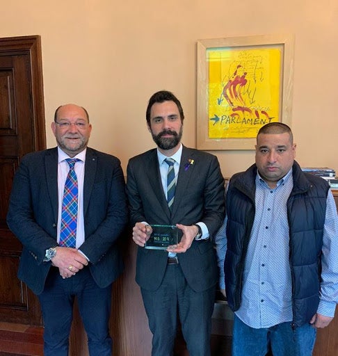 Paquito Ferreras (esquerra) i Manel Carbonell amb el president del Parlament, Roger Torrent, en una imatge d'arxiu / gitanos.cat