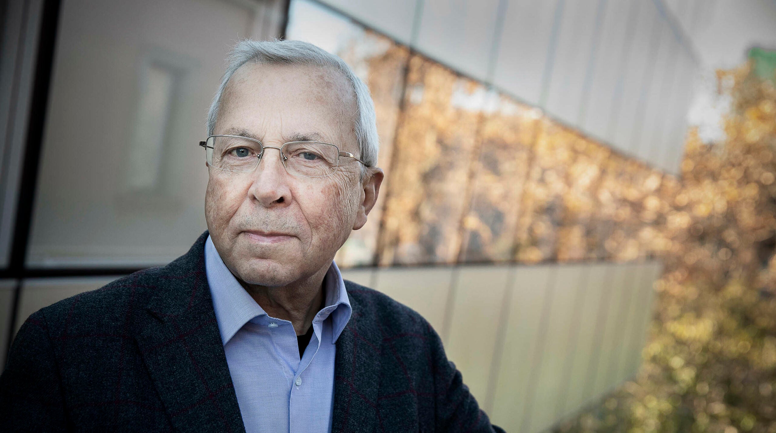 L'expert en salut pública, Vicente Ortún, a l'edifici de la Universitat Pompeu Fabra / Jordi Play