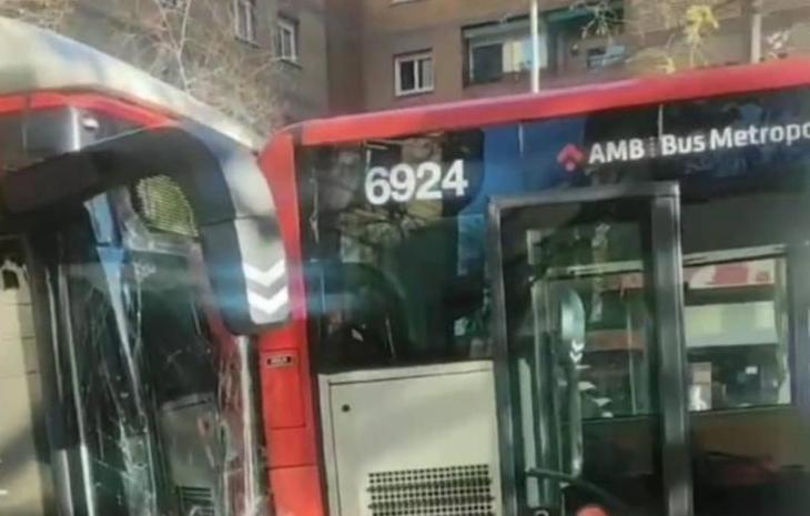 Imatge del xoc de dos autobusos al passeig Maragall / Cedida