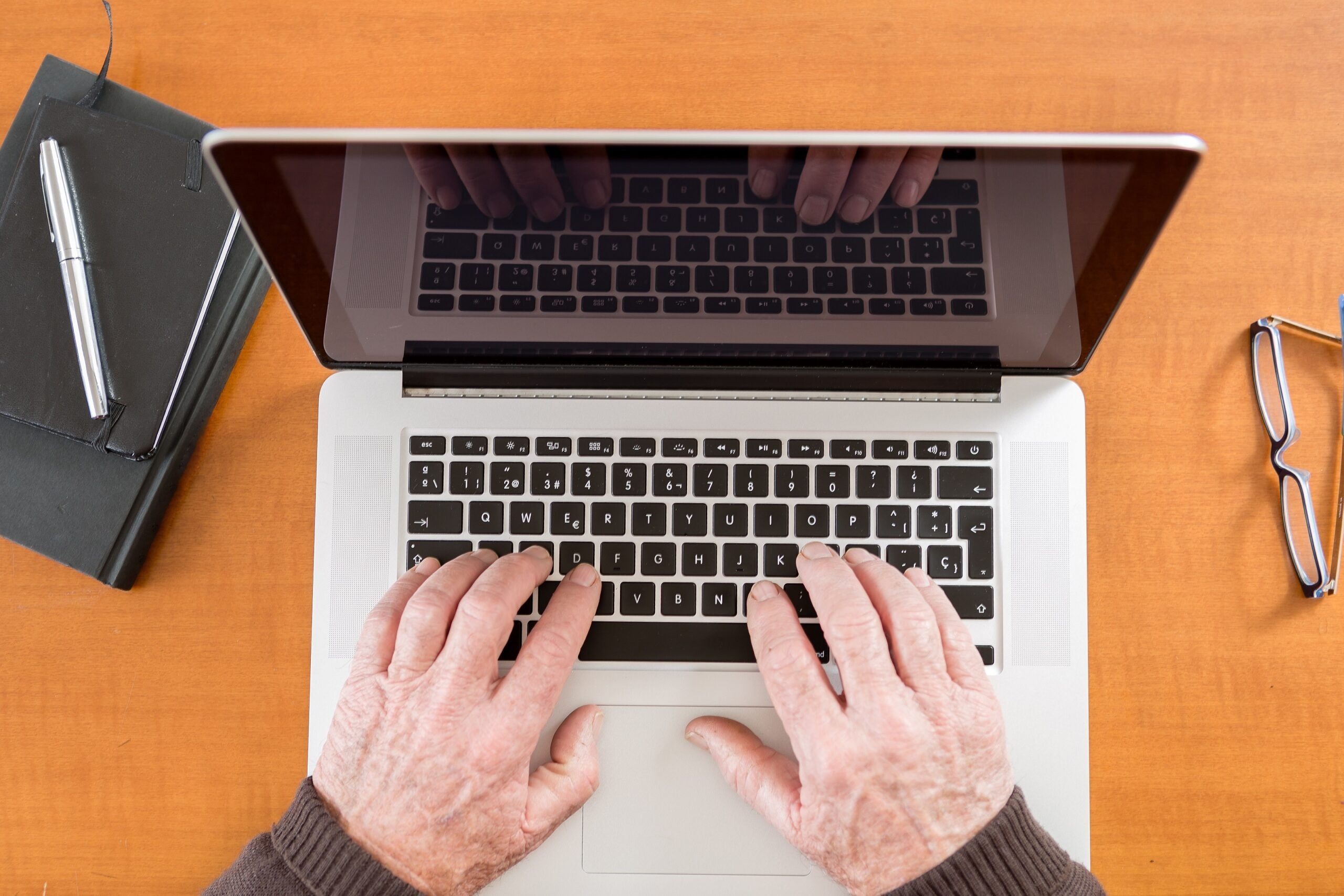 La Fundació 'la Caixa' organitza tallers virtuals per a la gent gran / Shutterstock