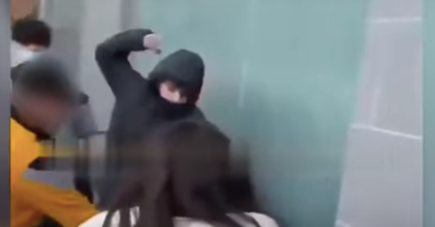 Dos joves colpegen un altre noi a prop de Can Batlló, a Sants / YouTube