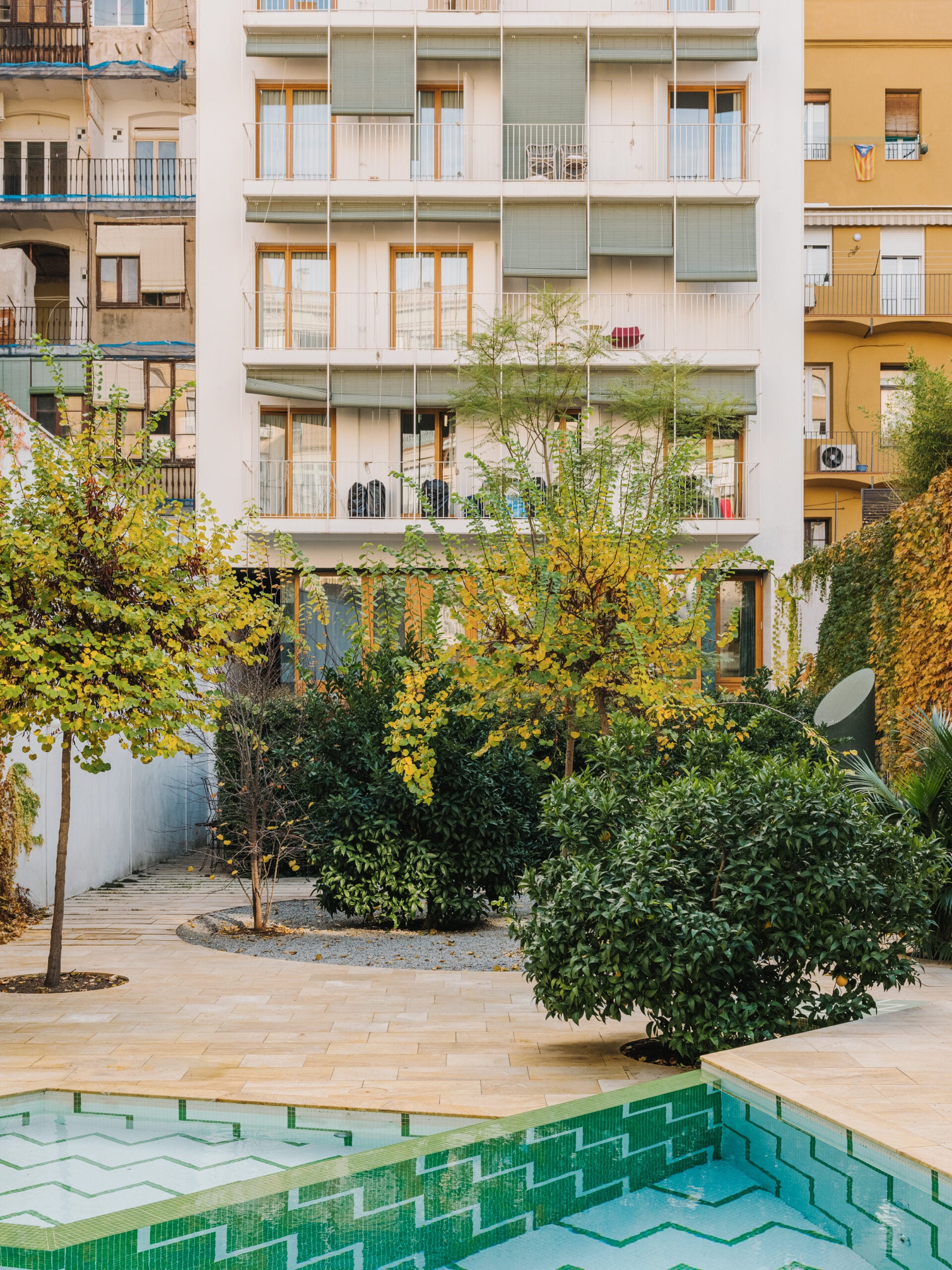 Jardí i façana posteriors de l'edifici 110 Roms / Rita Puig-Serra