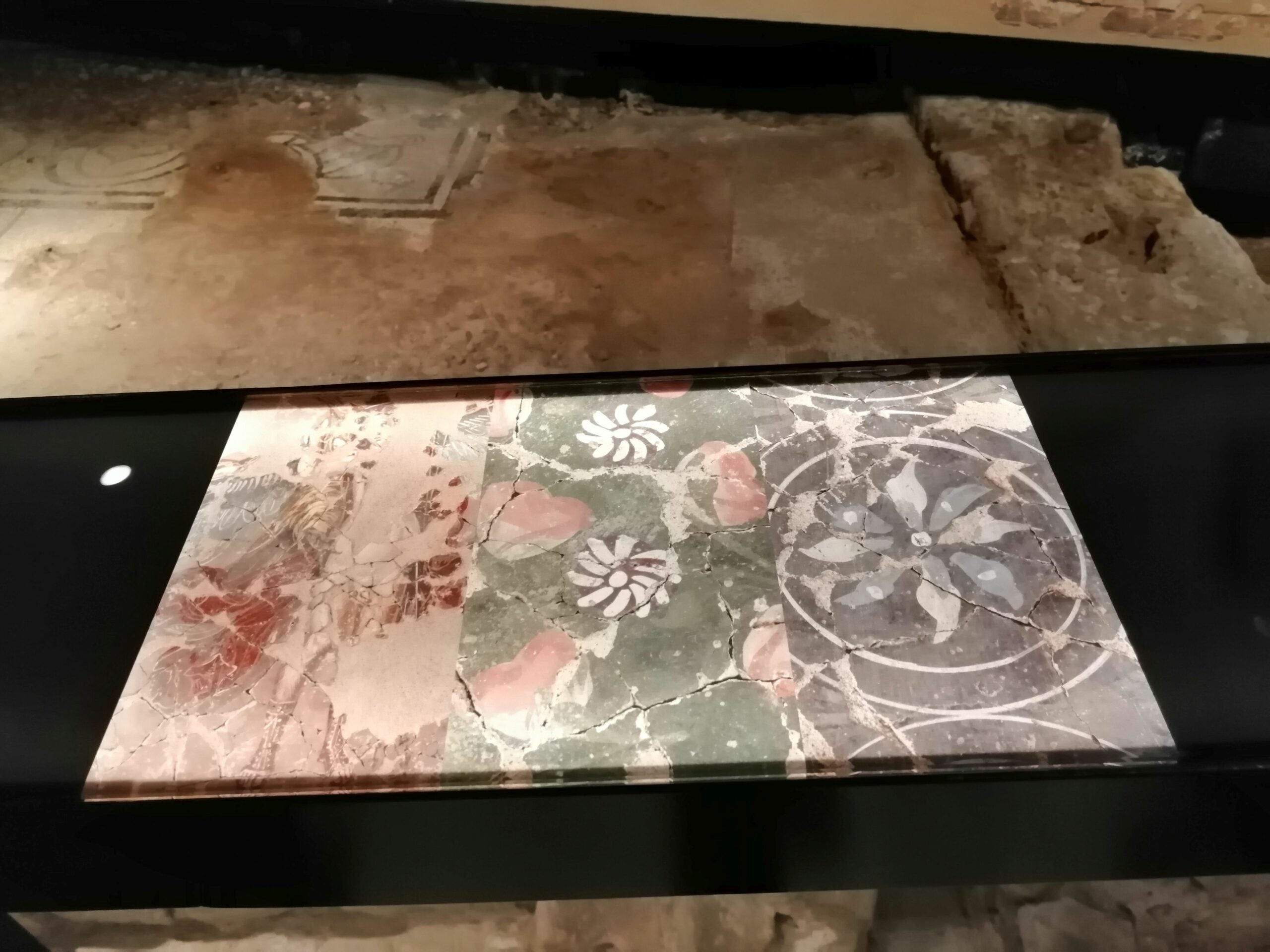 Mosaic romà exposat a la domus Avinyó / MUHBA