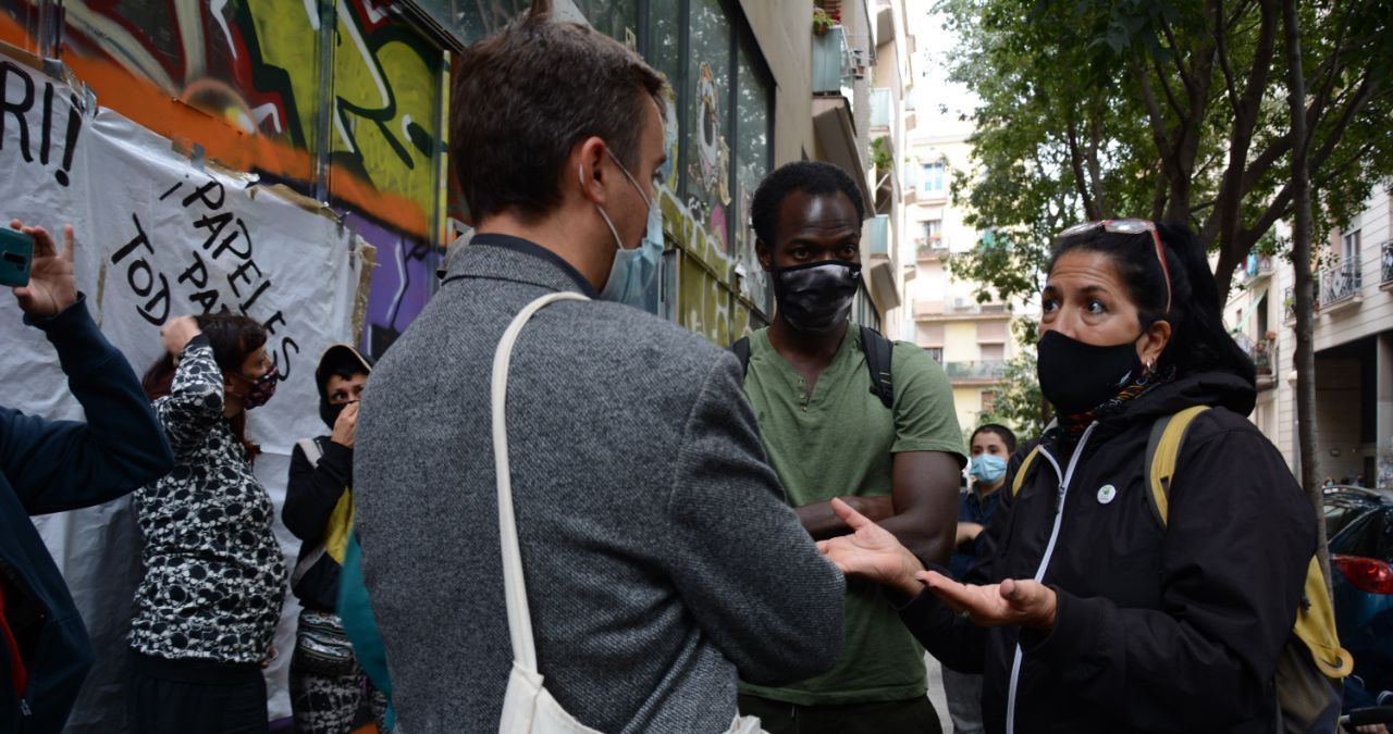 Imatge d'arxiu d'una de les negociacions a peu de carrer davant el risc de desnonament de La Caracola / @MarcSerraSole