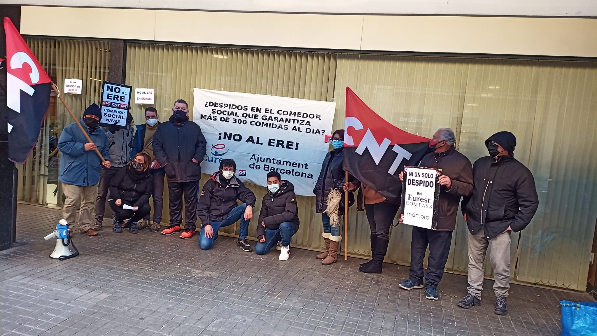 Protesta de la CNT davant de l'Institut Municipal de Serveis Socials (IMSS) per l'ERO que prepara Eurest / CNT