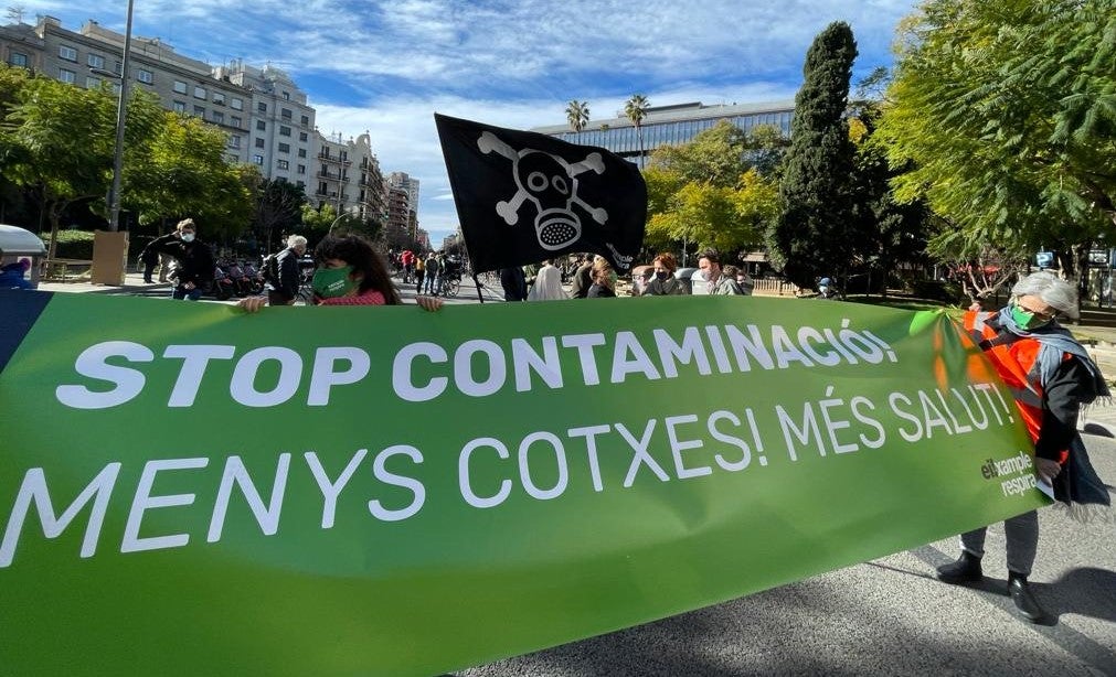 Una pancarta encapçalant la protesta d'aquest diumenge contra la contaminació al carrer Aragó / Eixample Respira
