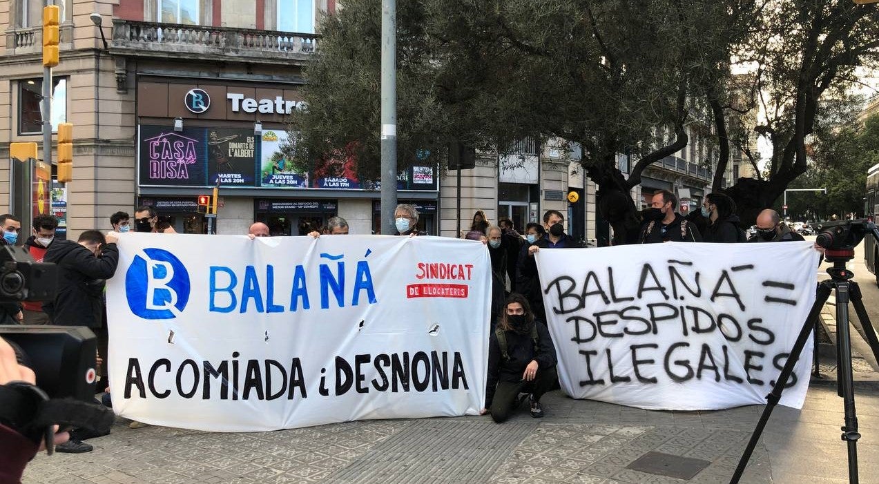Protesta de treballadors acomiadats i el Sindicat de Llogateres assenyalant al Grup Balañá / Sindicat de Llogateres