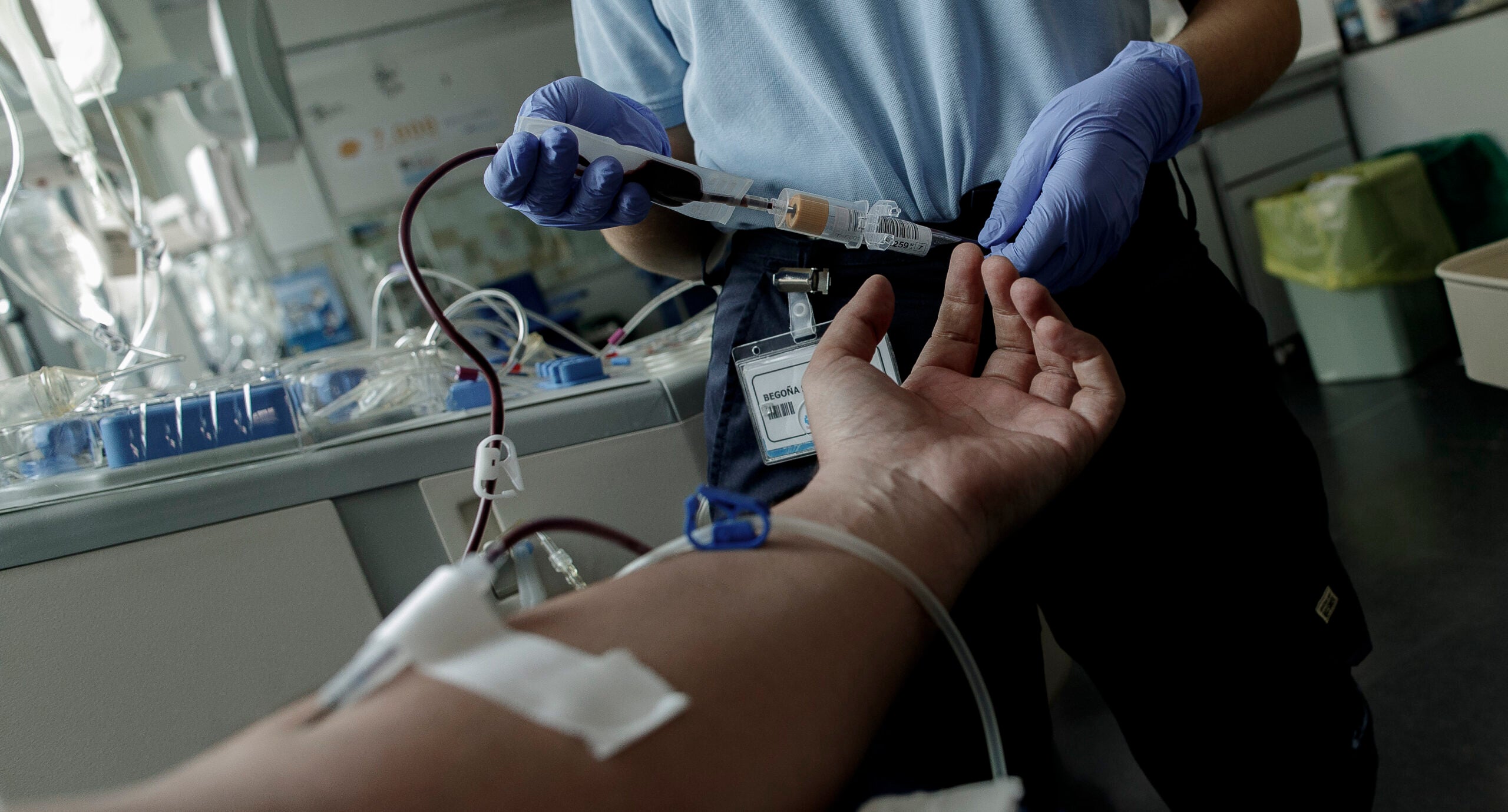 Una persona donant sang en una imatge d'arxiu / Eduardo Parra (Europa Press)