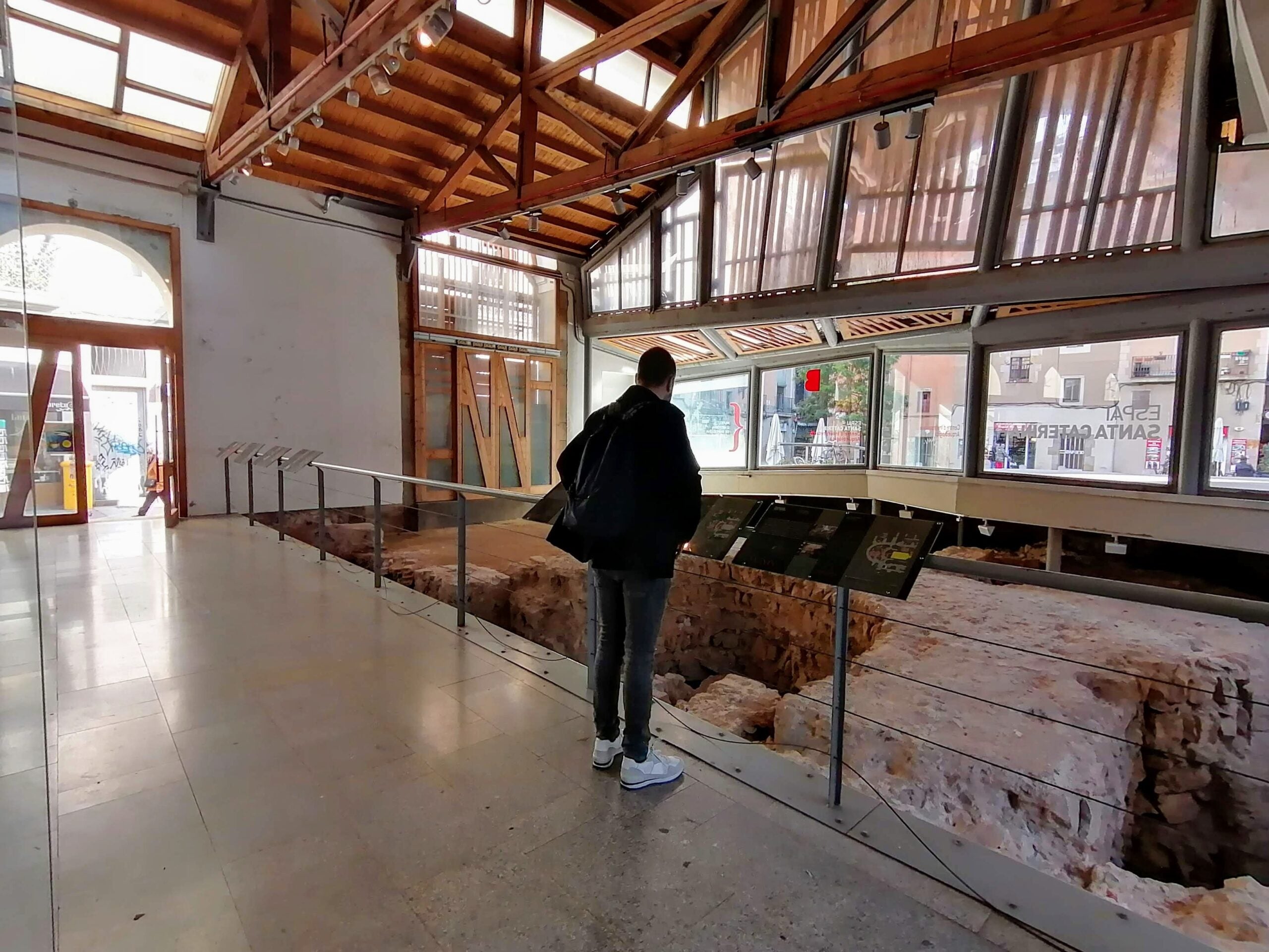 Un visitant al jaciment del mercat de Santa Caterina, abans de la pandèmia / MMP