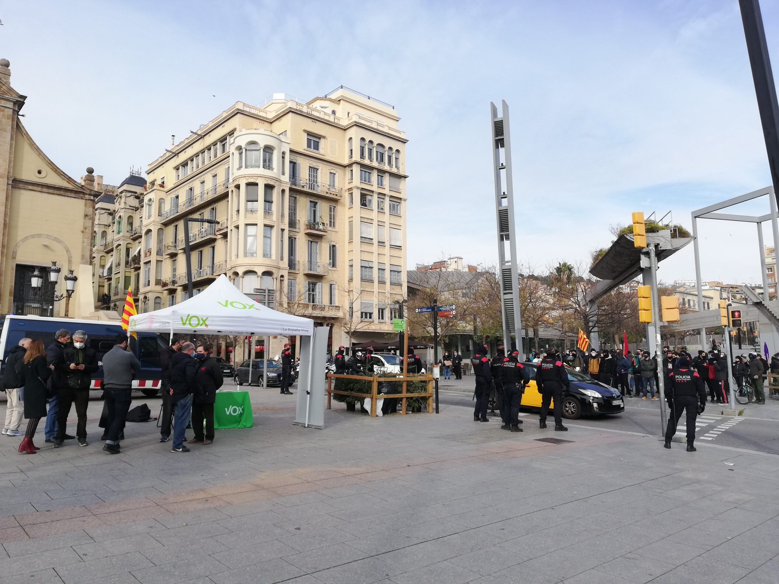 La carpa de Vox a la plaça Lesseps amb desenes d'antifeixistes al fons / A.L.