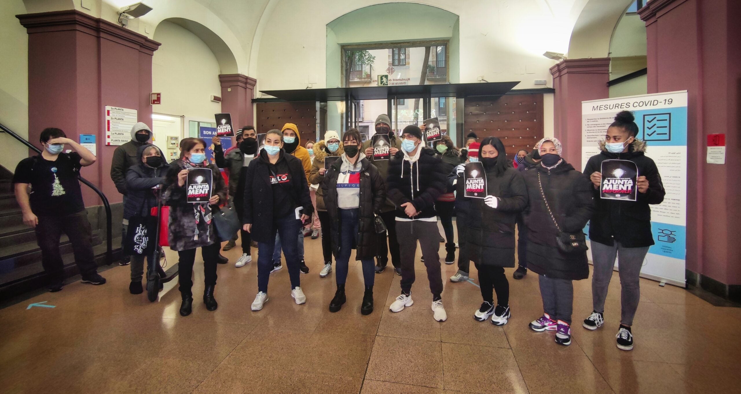 Activistes del Raval i famílies afectades per un incendi es presentat a la seu del districte / D.C.