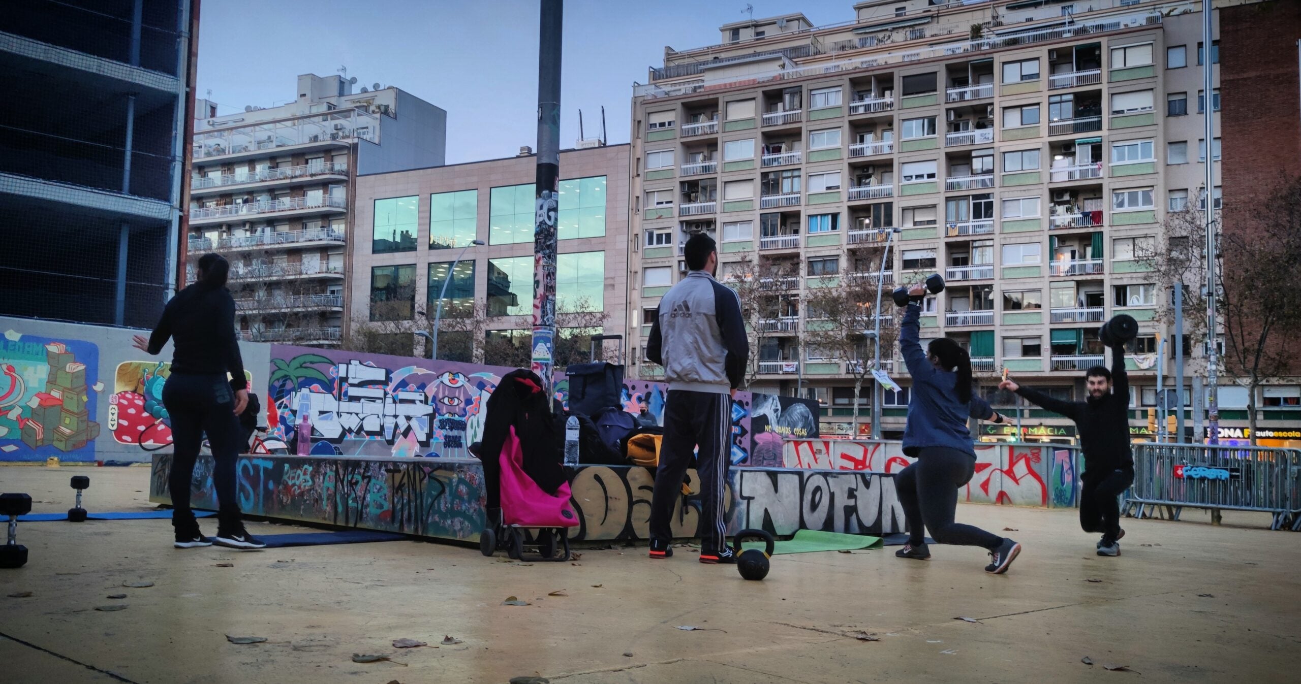 Un dels grups que fa pesos i exercici a l'aire lliure, al Parc de les Tres Xemeneies / D.C.