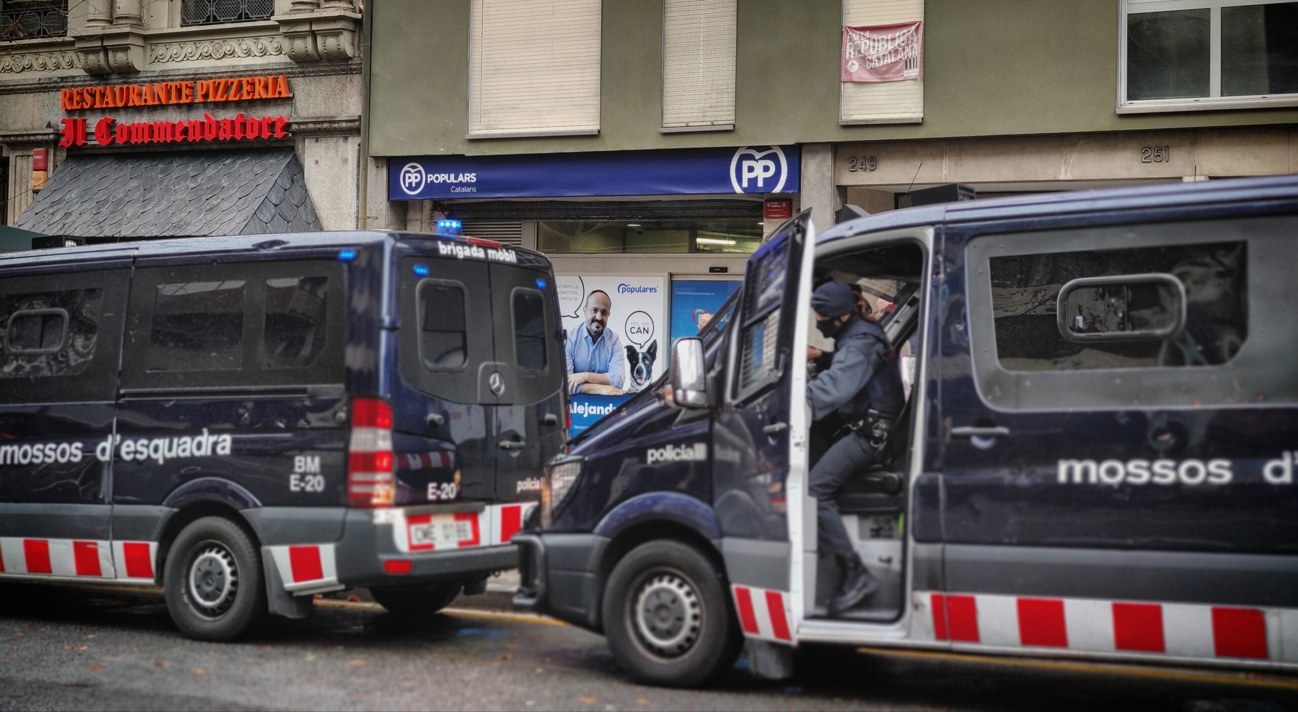 Imatge d'arxiu de dues furgonetes dels Mossos / DC