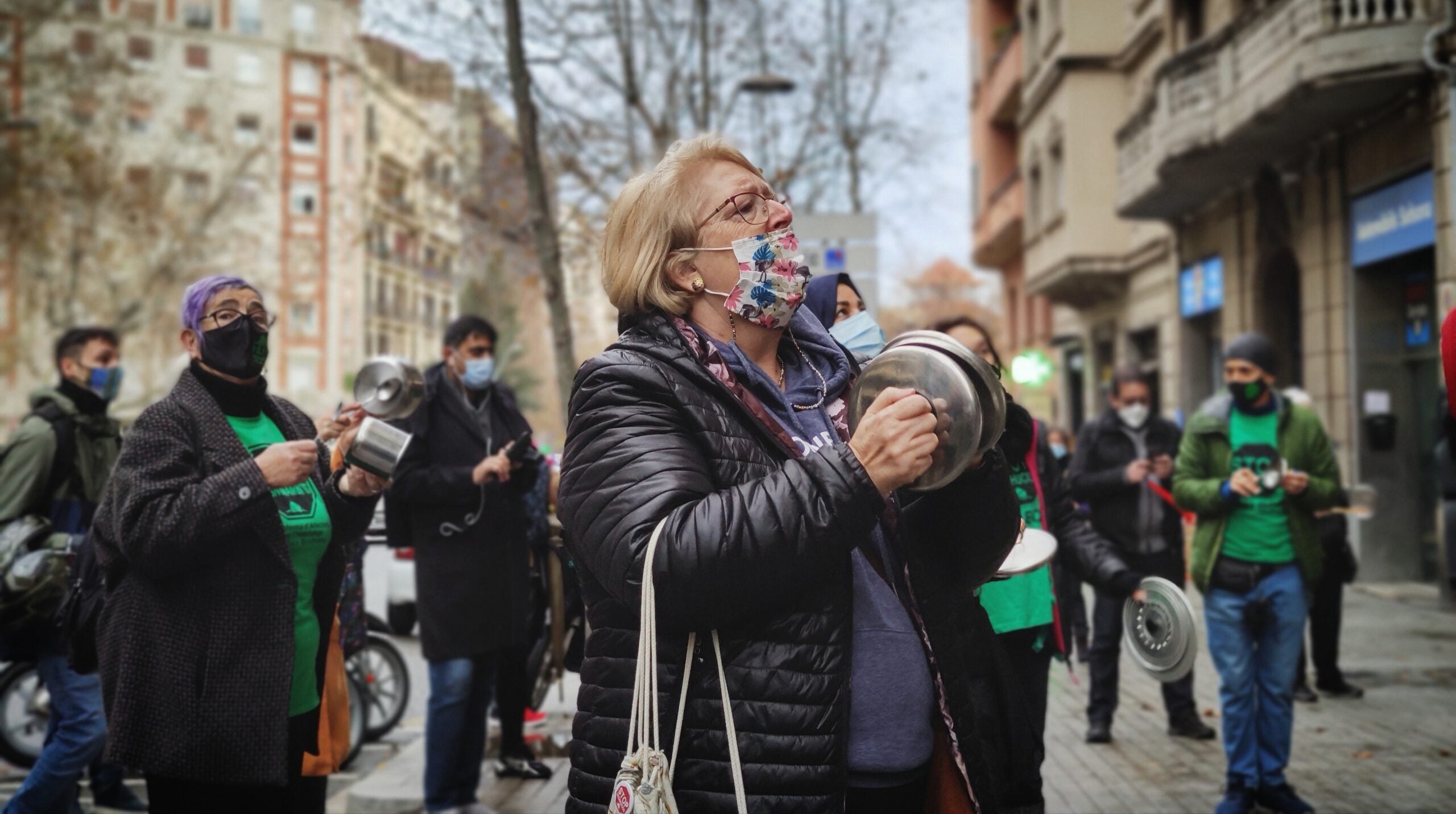 Una dona protesta davant de la seu del PP a Barcelona / DC