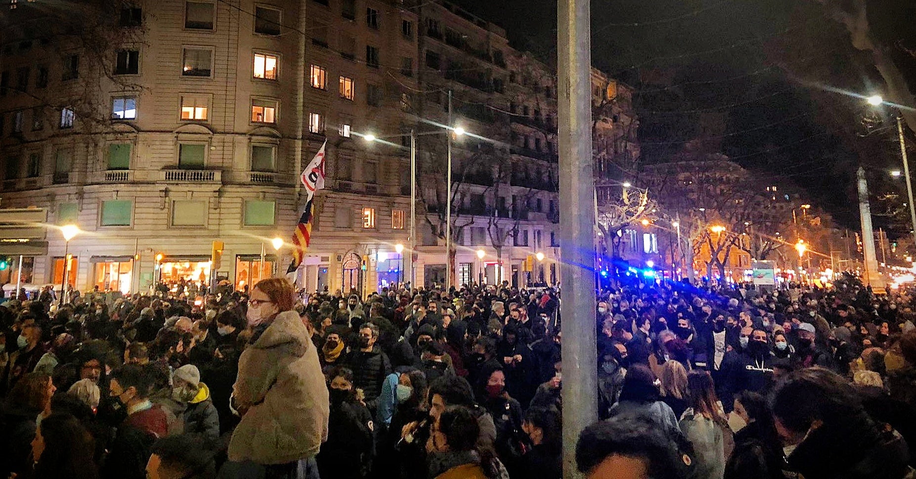 Centenars de persones als Jardinets de Gràcia com a mostra de suport al raper Pablo Hasél / @EtVolemACasa