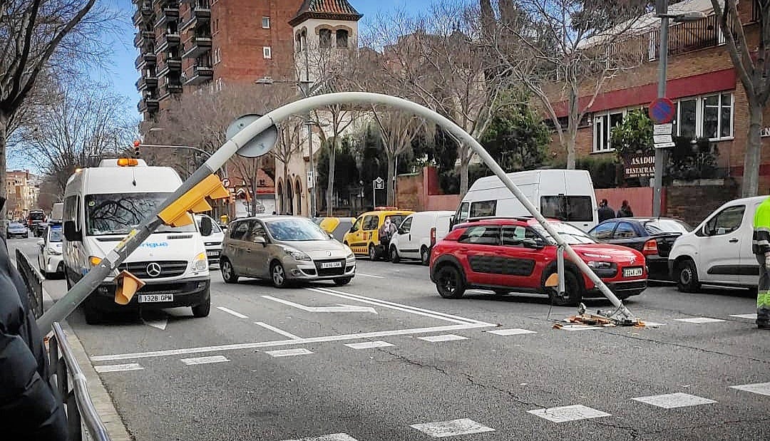 El vent fa caure un semàfor al passeig Maragall / Joaquín Ortiz