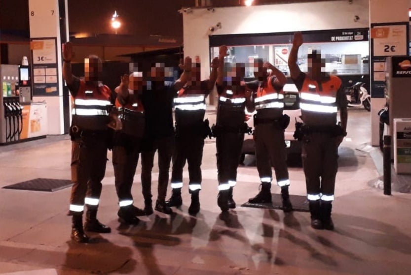 El grup de vigilants del metro fent la salutació nazi / TOT Barcelona