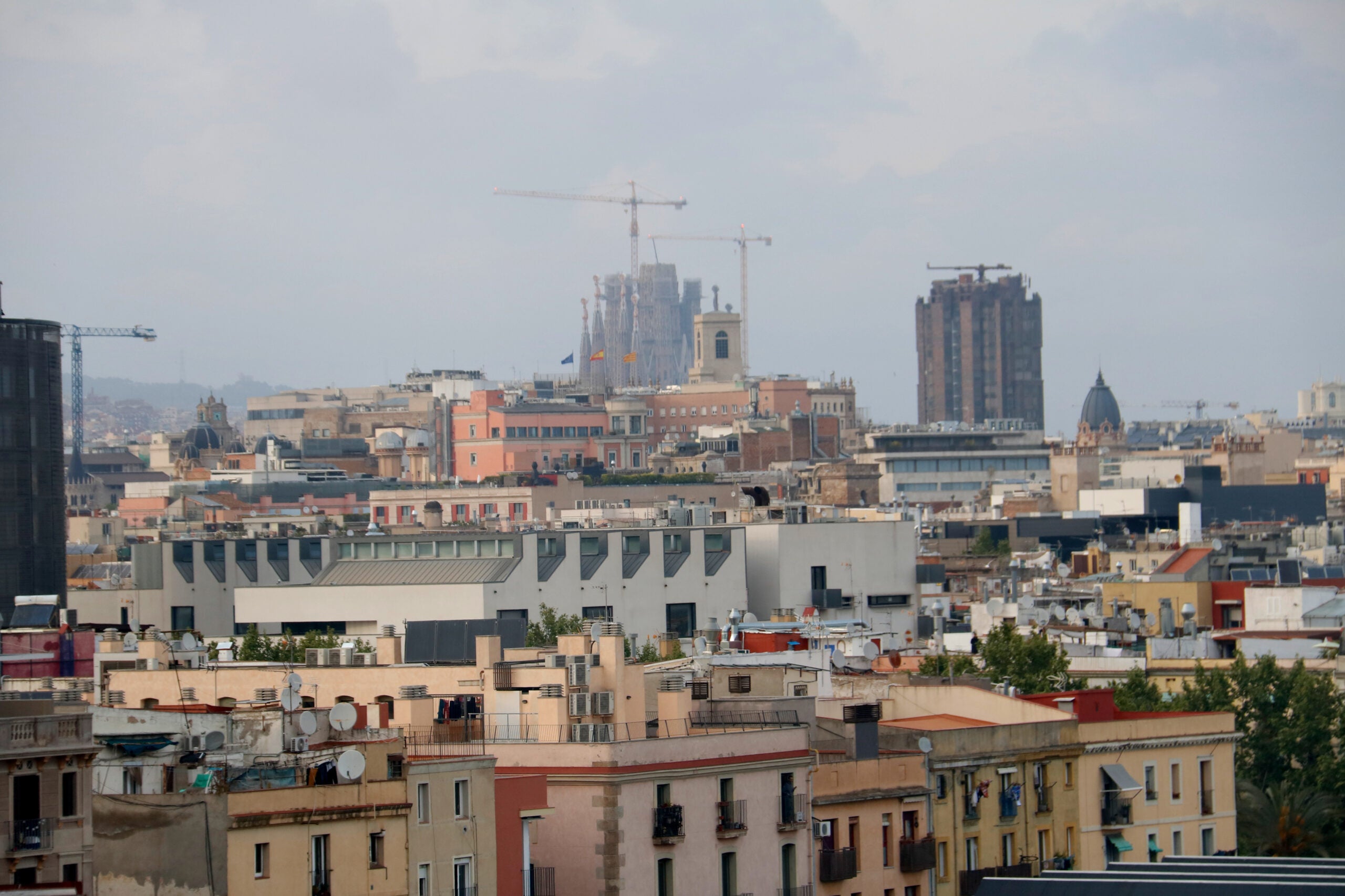 Vista general de Barcelona vista des del Paral·lel amb diversos terrats i la Sagrada Família de fons / ACN