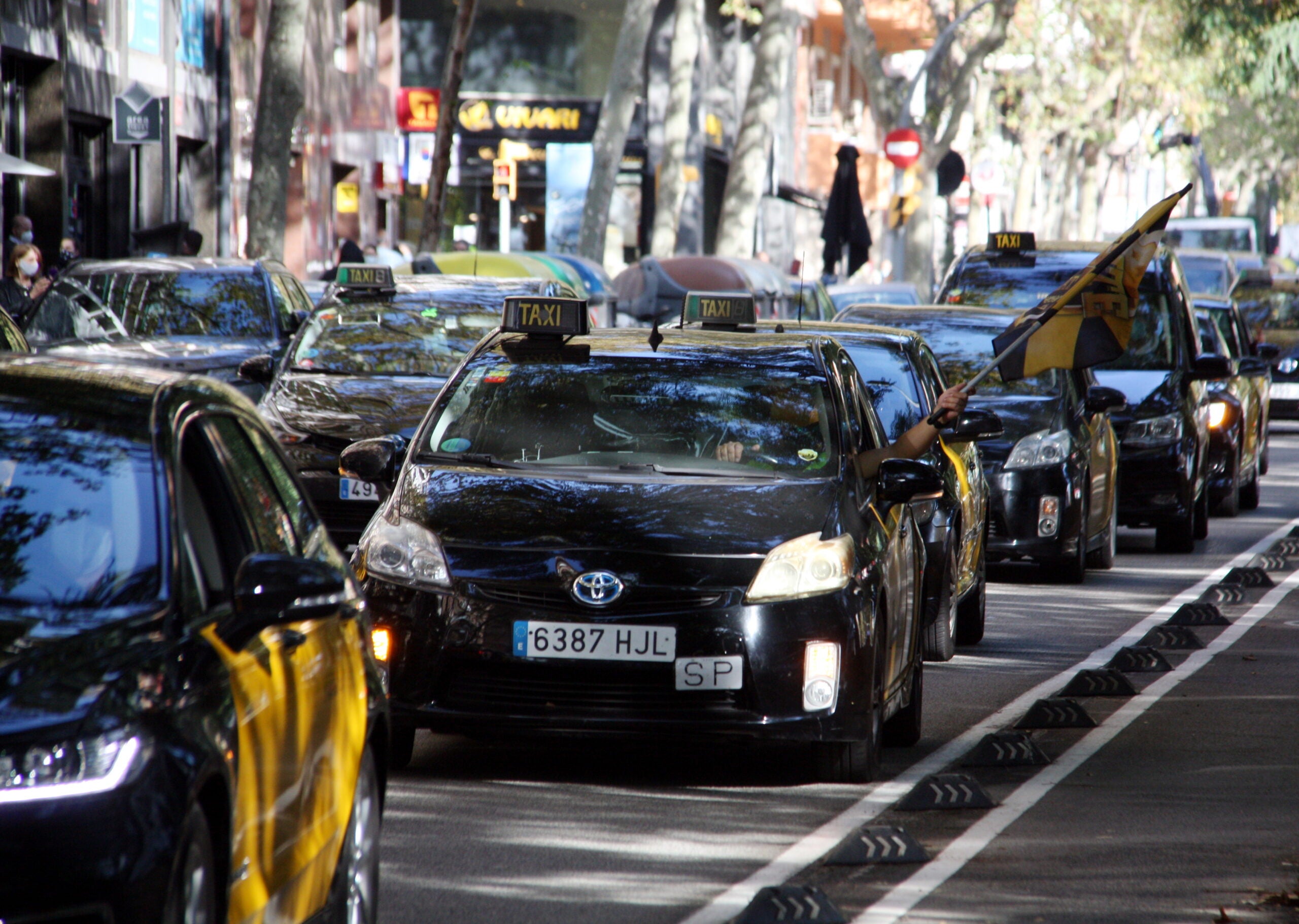 Una concentració de taxistes davant la Conselleria de Territori i Sostenibilitat / ACN