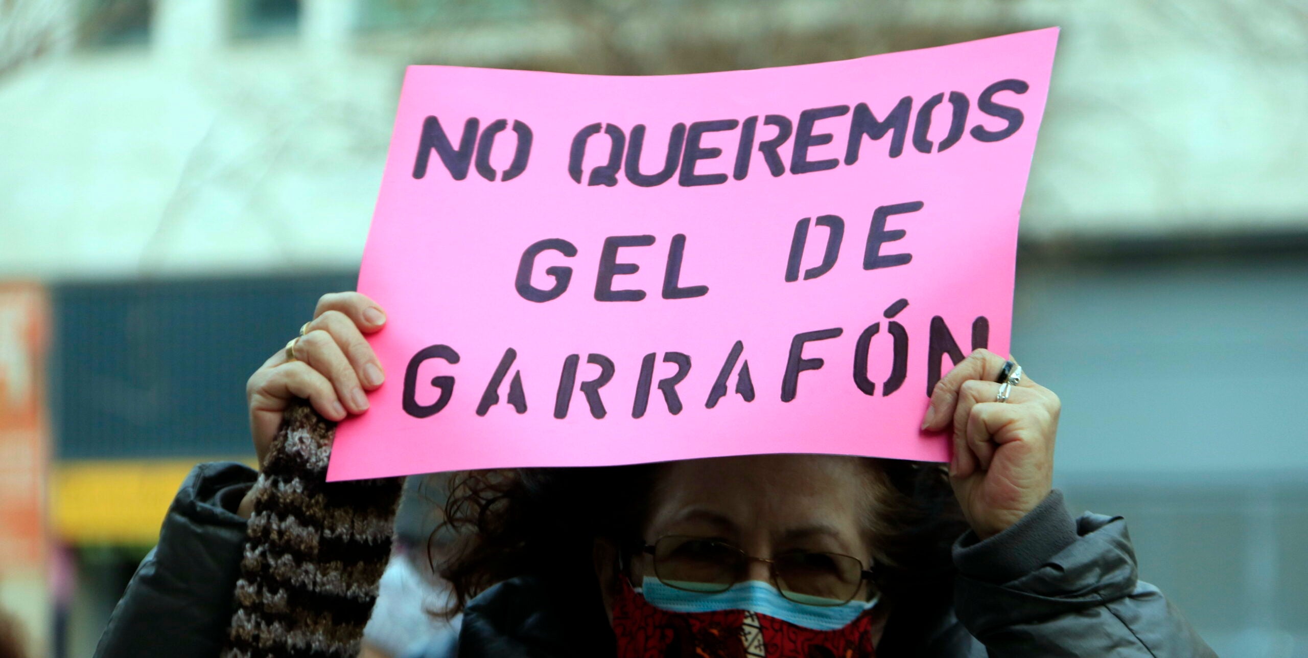 Una de les treballadores del servei municipal externalitzat, durant la protesta / Laura Fíguls (ACN)