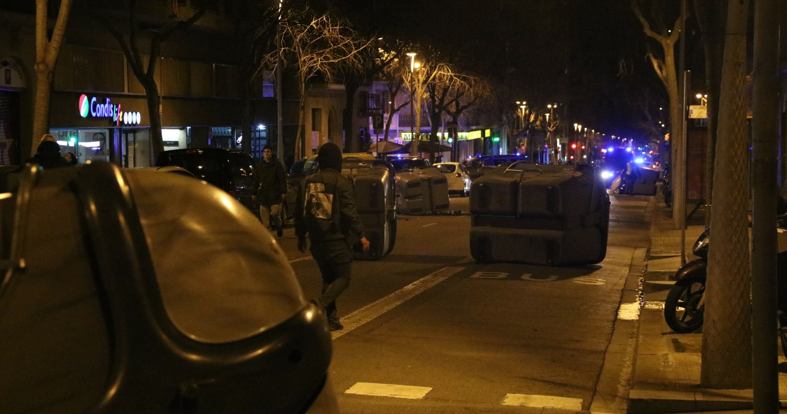 Contenidors al carrer al final de la protesta per la condemna a Pablo Hasél / Albert Cadanet (ACN)