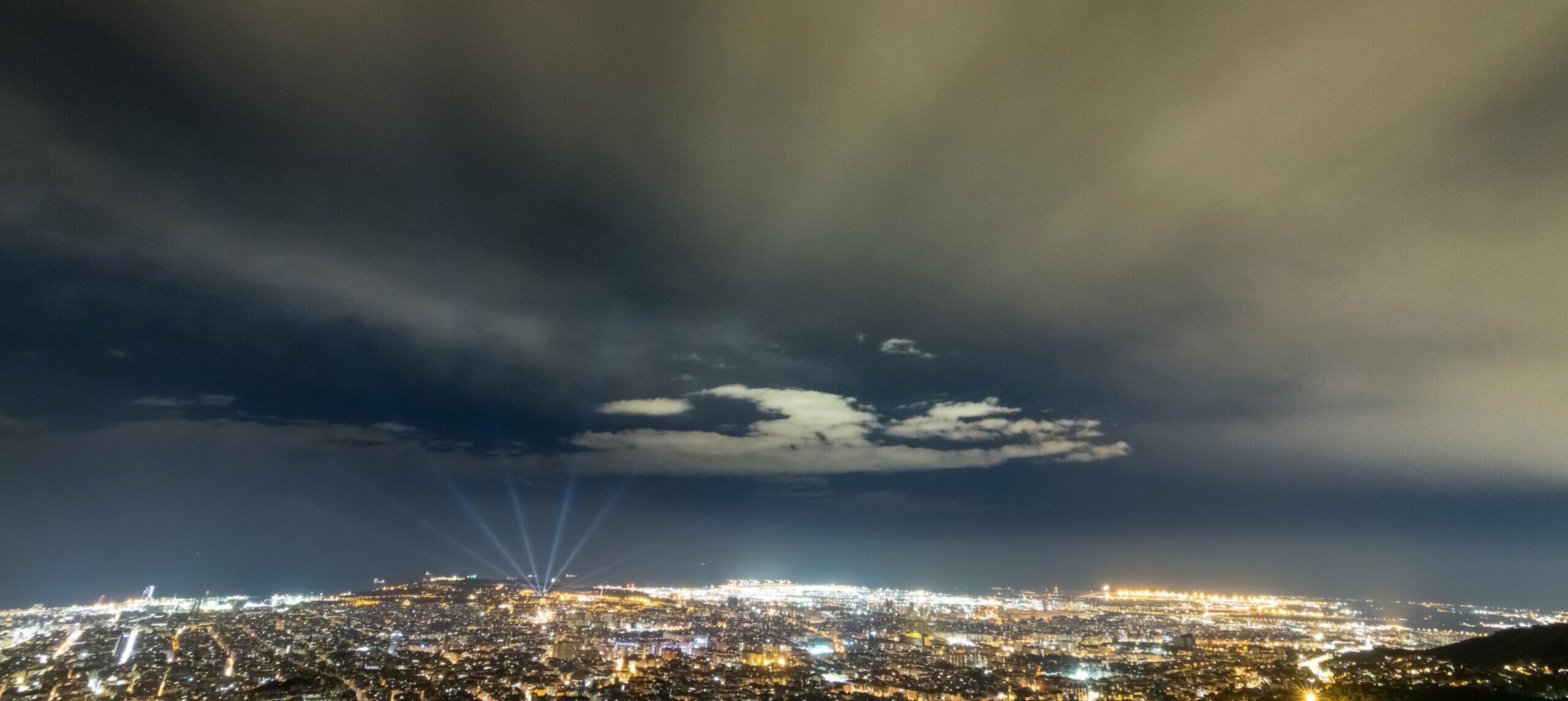 Núvols amb possibilitat de neu la nit del dia 1 al dia 2 de gener a Barcelona / Alfons Puertas