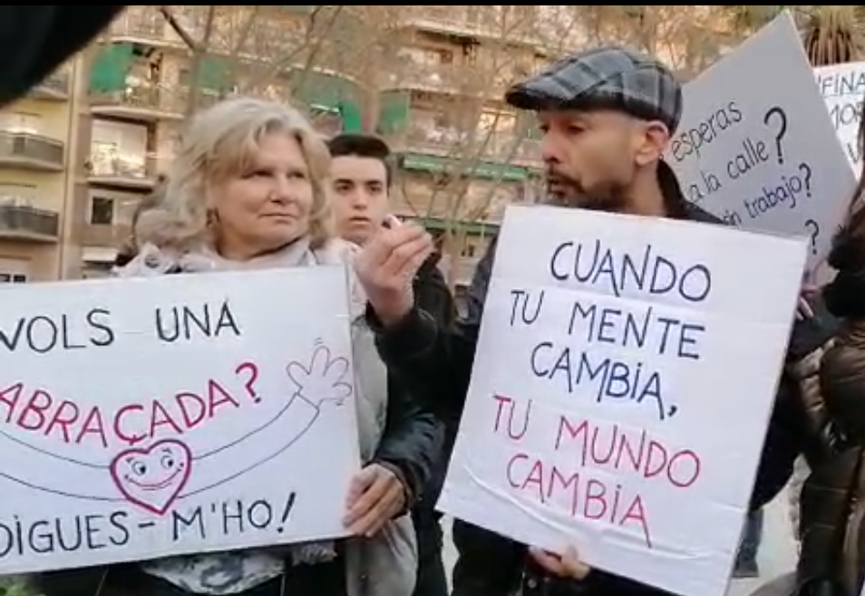 Participants de la reunió de negacionistes a Lluís Companys / TOT Barcelona