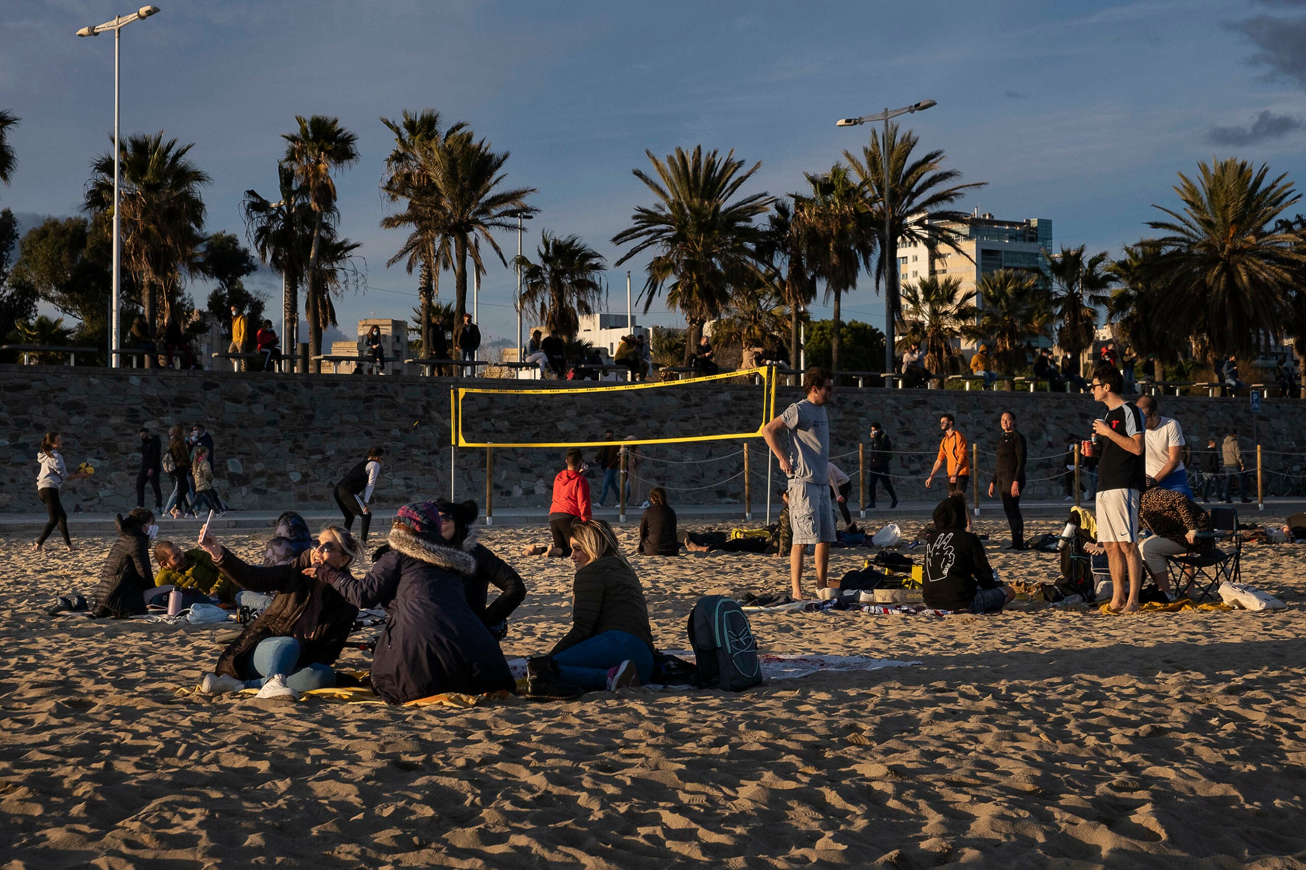 Platja del Bogatell en cap de setmana durant la tercera onada de Covid-19 / Jordi Play