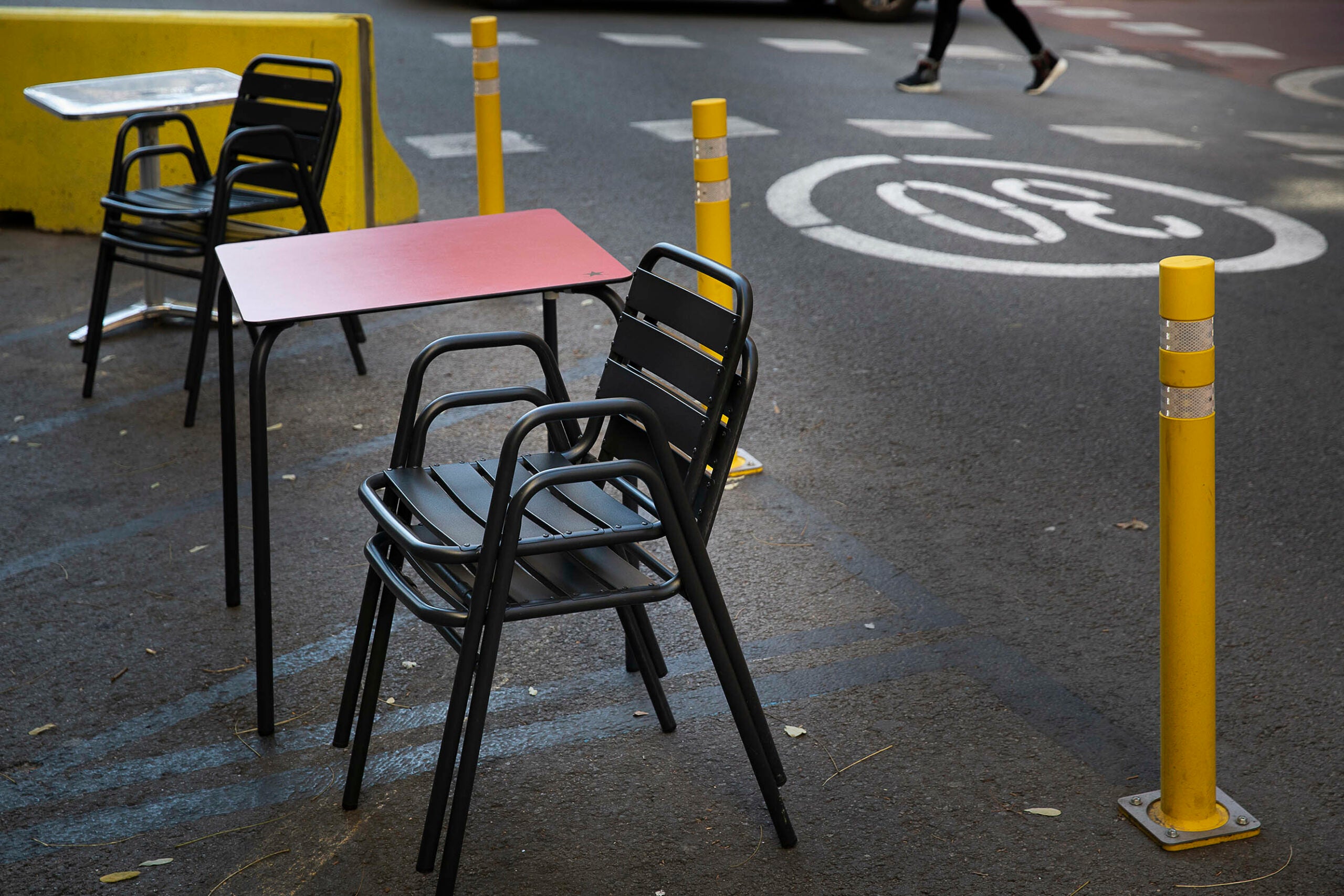 Terrassa provisional d'un bar, recollida durant l'horari de restricció / Jordi Play