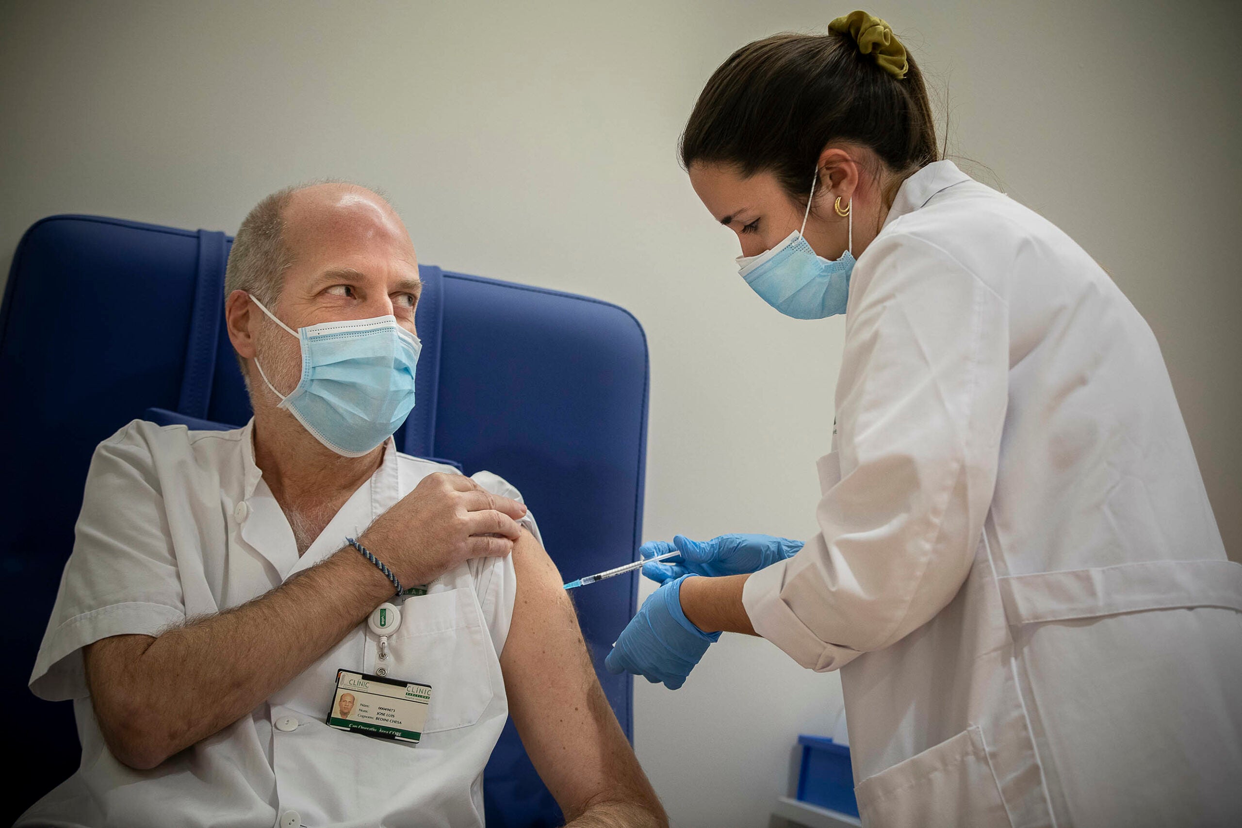 12.01.2021, Barcelona
Vacunació contra la Covid-19.
Personal sanitari de l'Hospital Clínic reb la primera dosi de la vacuna de Pfizer BioNTech.
foto: Jordi Play