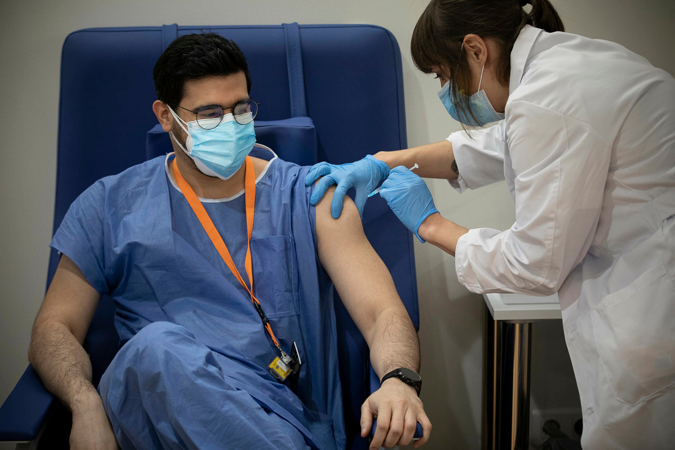 12.01.2021, Barcelona
Vacunació contra la Covid-19.
Personal sanitari de l'Hospital Clínic reb la primera dosi de la vacuna de Pfizer BioNTech.
foto: Jordi Play