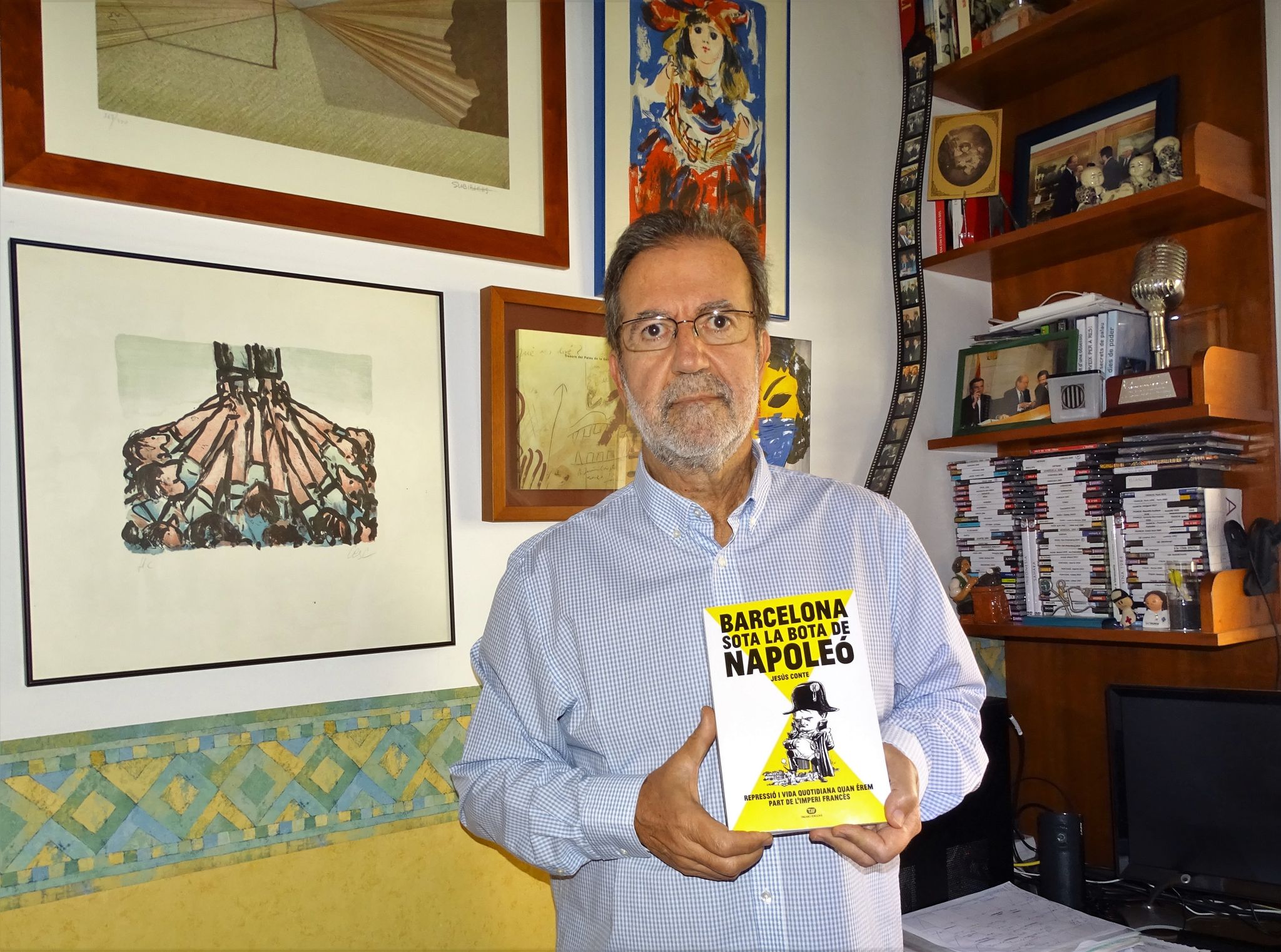 Jesús Conte, amb un exemplar del seu llibre