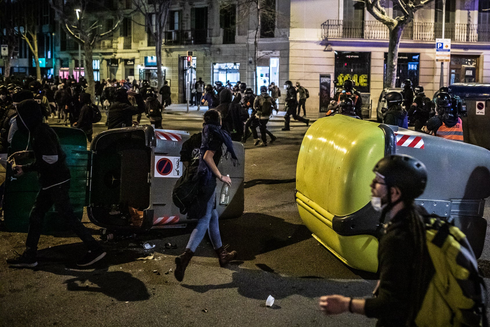 Els contenidors, com ja és habitual, van ser l'element central de les barricades que es formaven al centre de Barcelona / Jordi Borràs