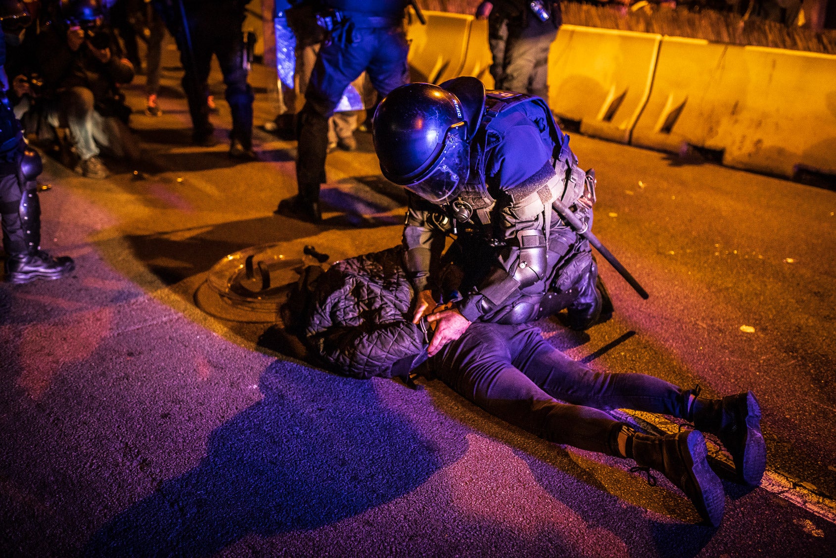 Els Mossos practicant una detenció la nit de la crema de la furgoneta / Jordi Borràs